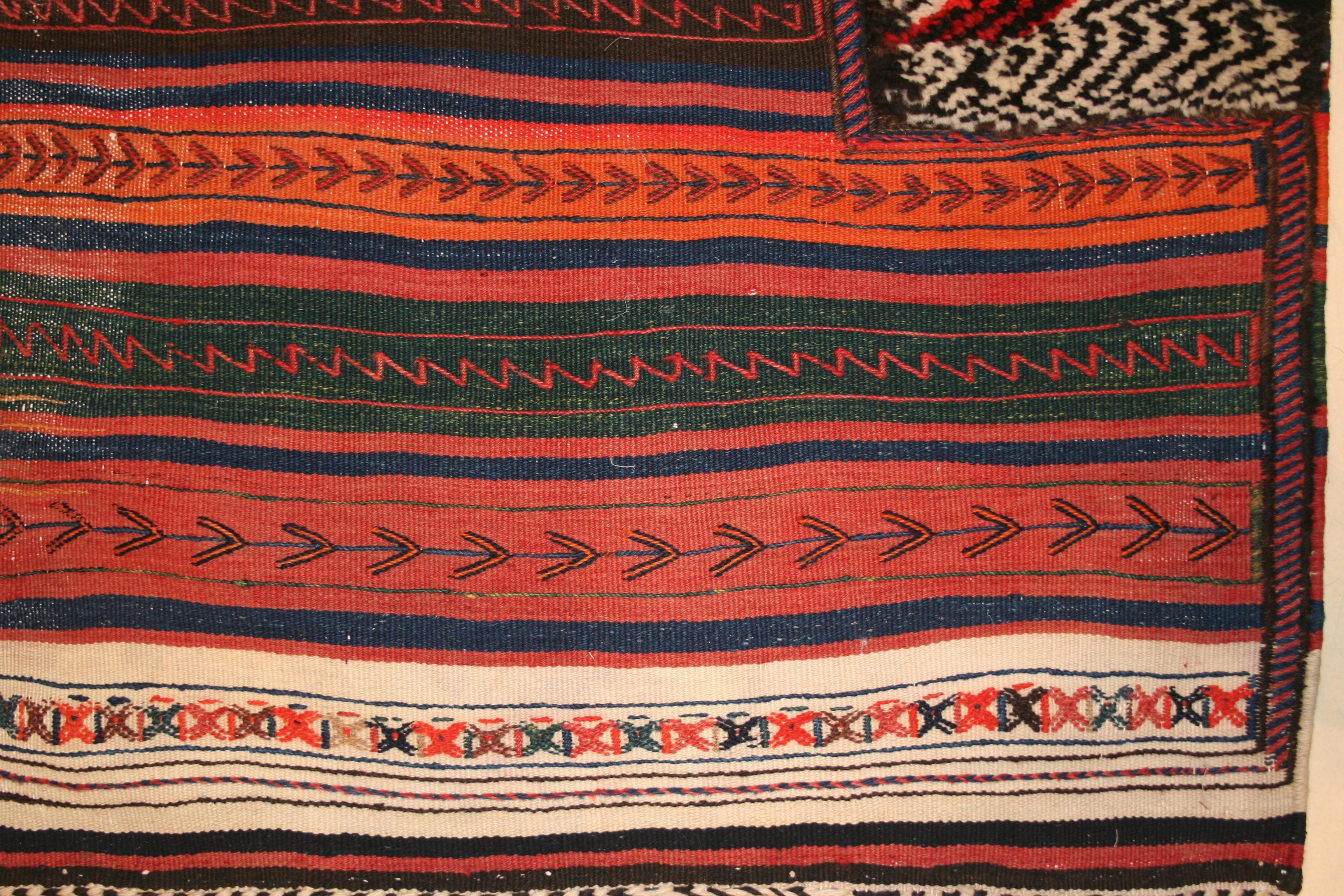 Spektakulärer antiker Manhattan Skyline Stammes-Tacheh-Teppich oder Hängeteppich, spektakulär  (Stammeskunst) im Angebot