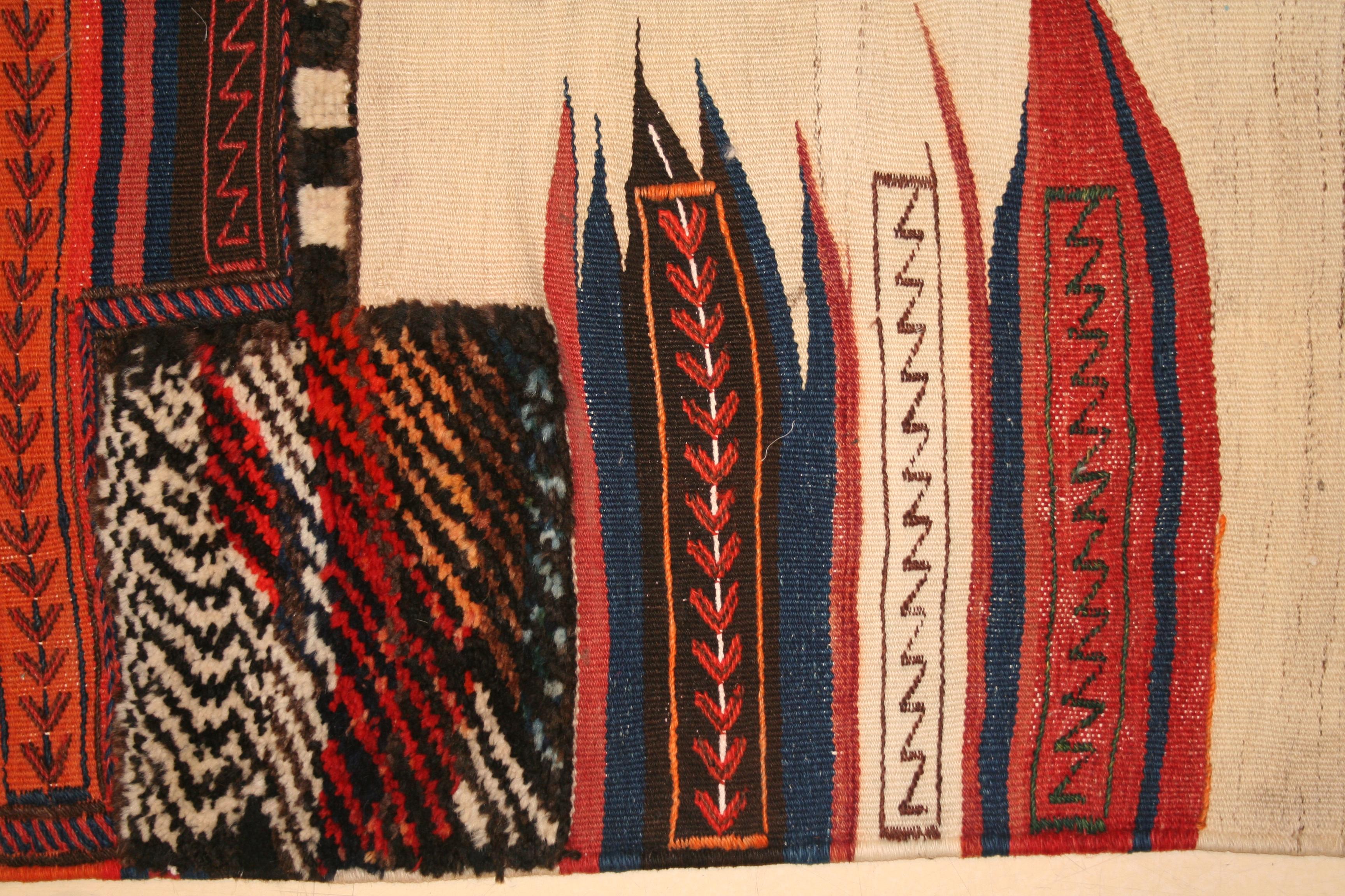 Spektakulärer antiker Manhattan Skyline Stammes-Tacheh-Teppich oder Hängeteppich, spektakulär  (Aserbaidschanisch) im Angebot