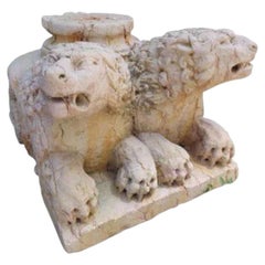 Spectaculaire socle en marbre représentant une paire de lions aux corps entrelacés, XVIIIe siècle.