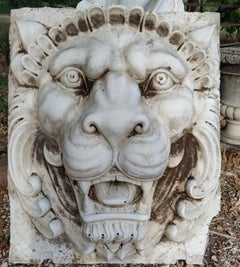 Espectacular máscara de mármol que representa la cara de un león. Venecia, siglo XIX.