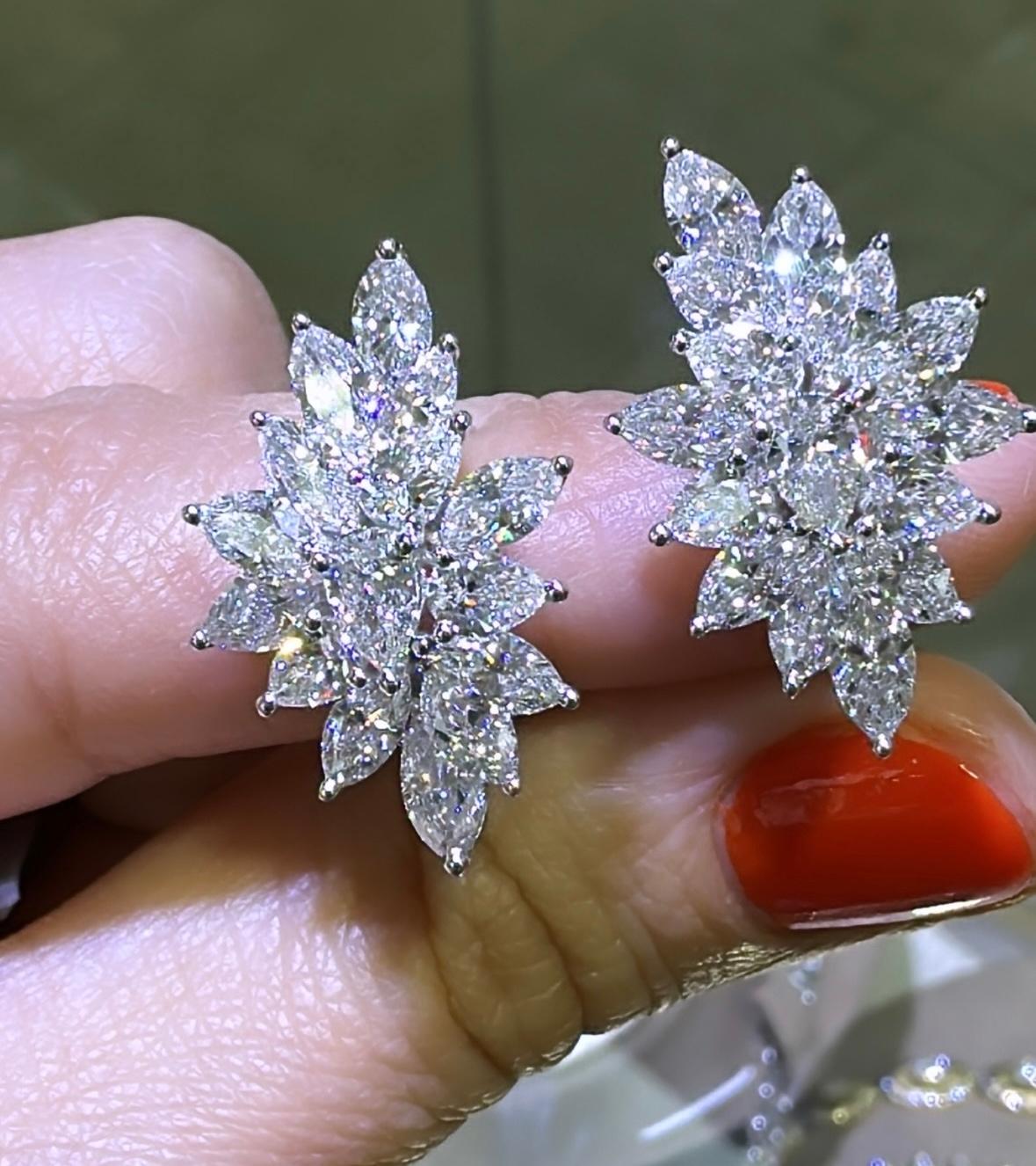 Diese exquisiten, spektakulären Diamantohrringe in Marquise- und Birnenform bestechen durch ein Gesamtgewicht von 6,23ct Diamanten. Diese einmaligen Ohrringe sind eine luxuriöse Ergänzung für jede Schmucksammlung und verleihen jedem Ensemble