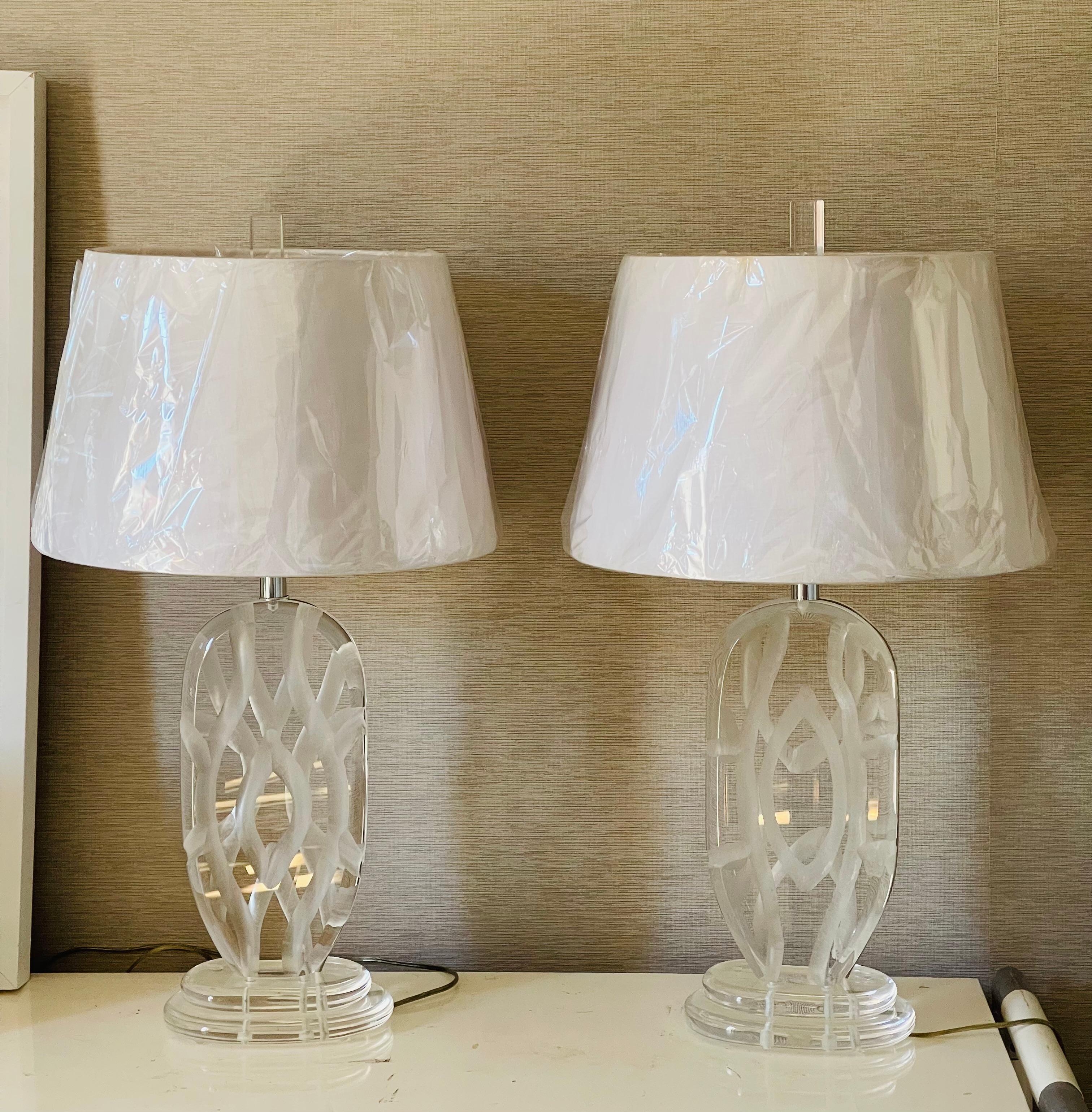 Spectaculaire paire de lampes en lucite MCM signées Van Tral. Excellent état 