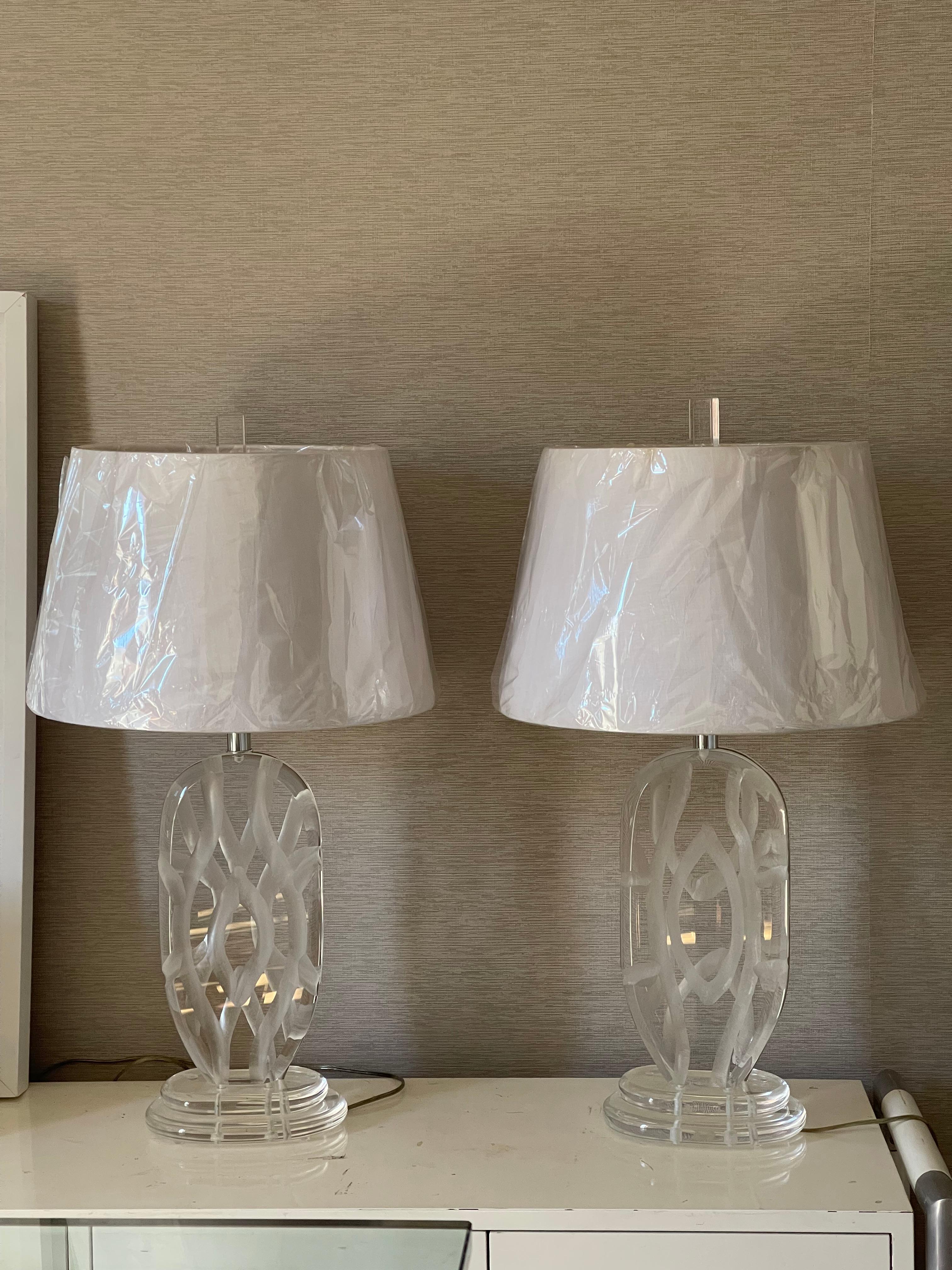 Mid-Century Modern Spectaculaire paire de lampes en lucite MCM signée Van Teal en vente