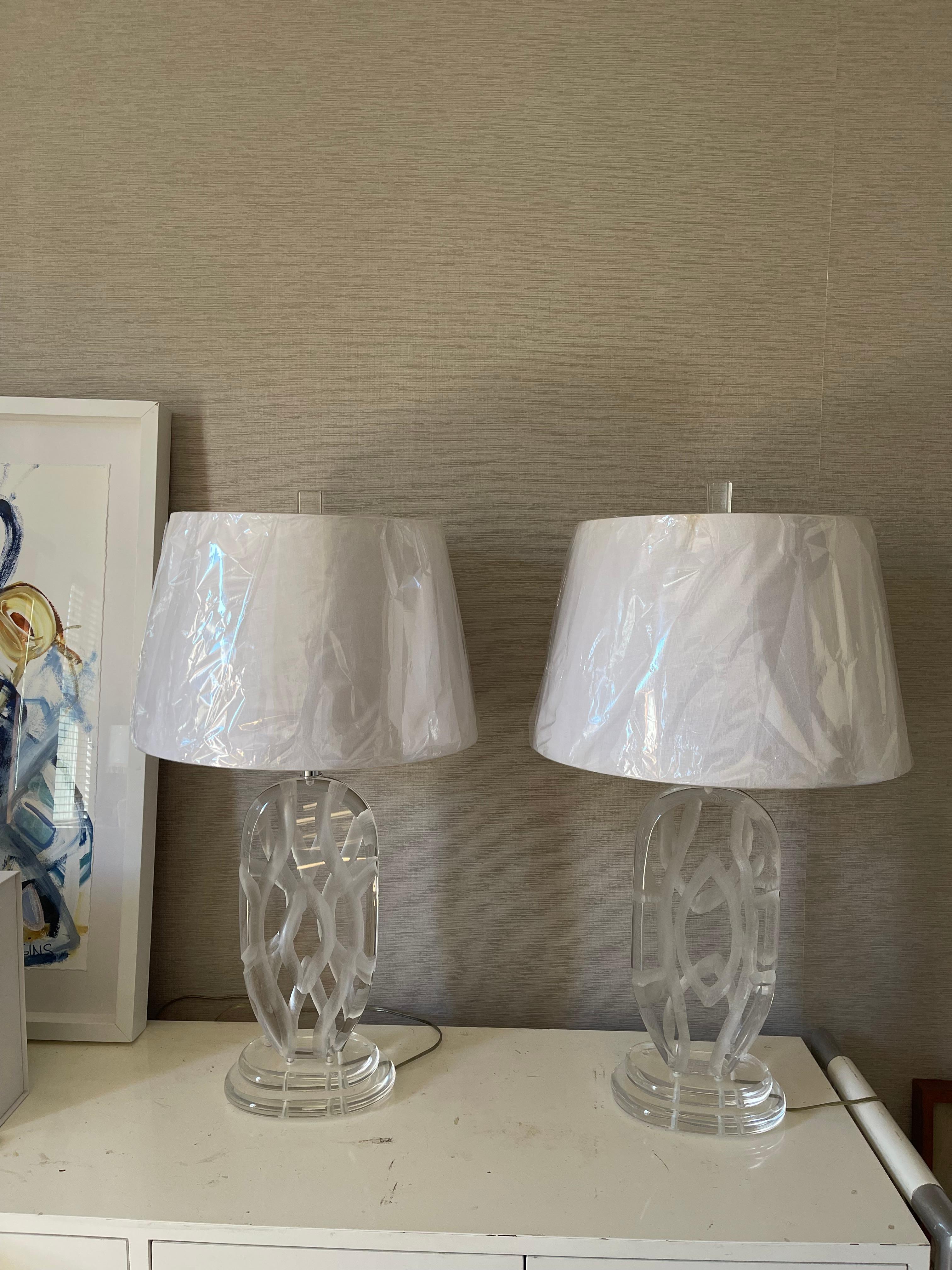 Américain Spectaculaire paire de lampes en lucite MCM signée Van Teal en vente