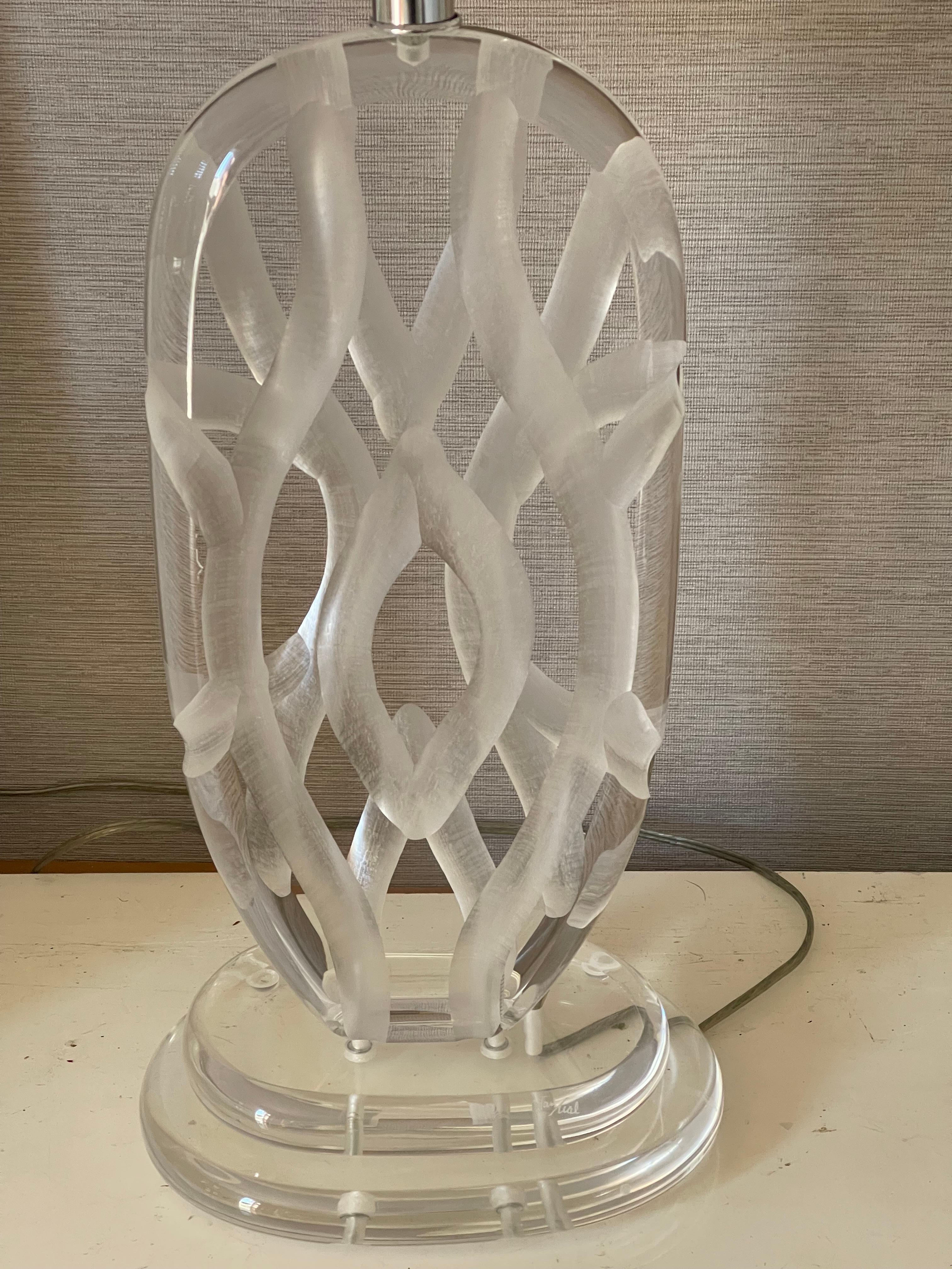 Spectaculaire paire de lampes en lucite MCM signée Van Teal Bon état - En vente à Boca Raton, FL