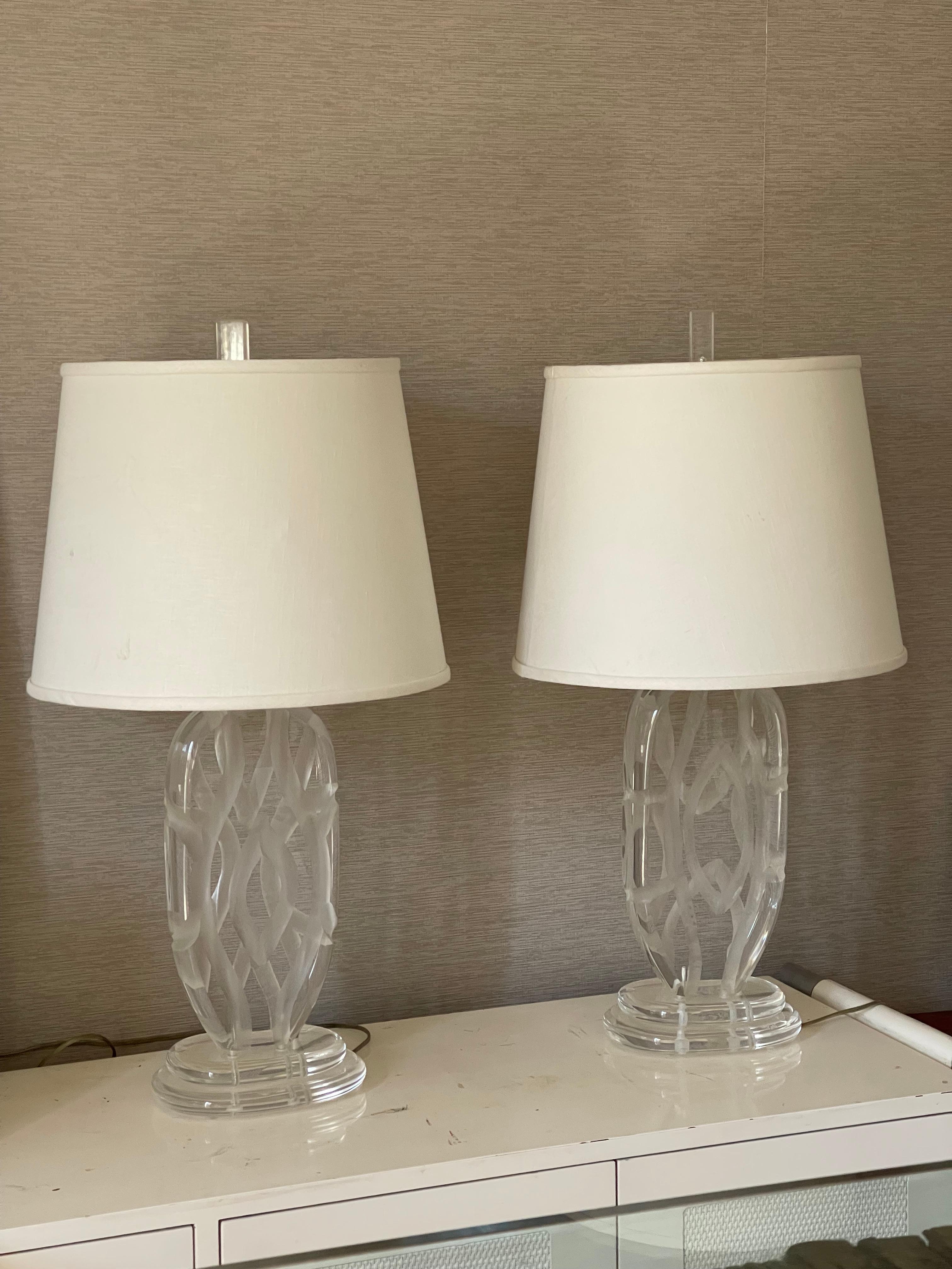 Spectaculaire paire de lampes en lucite MCM signée Van Teal en vente 2