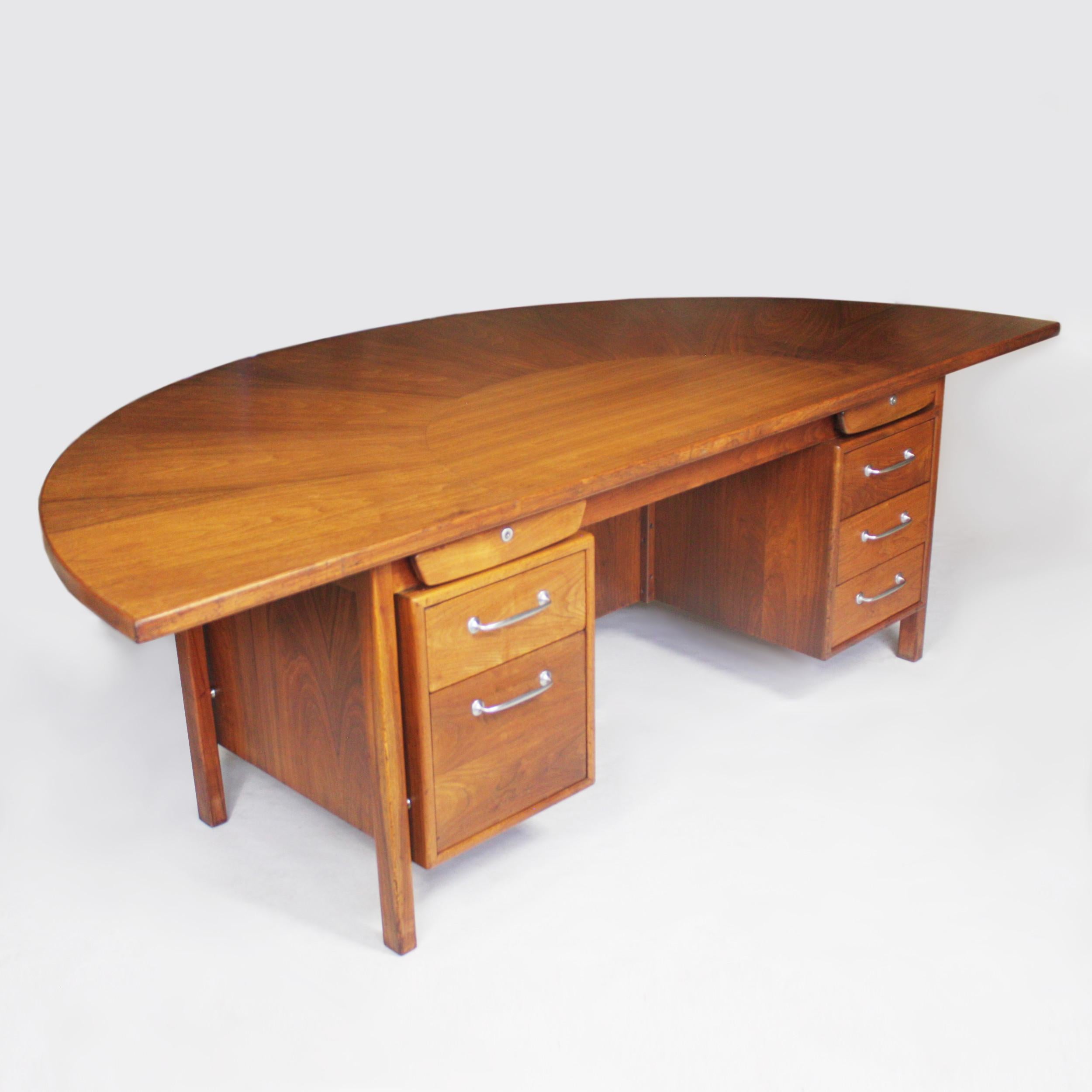 This spectacular Mid-Century Modern executive desk was manufactured by the B.L. Marble and is attributed to designer Jens Risom. Desk features a gorgeous walnut base with unique floating legs and brushed aluminum hardware. However, the Pièce De