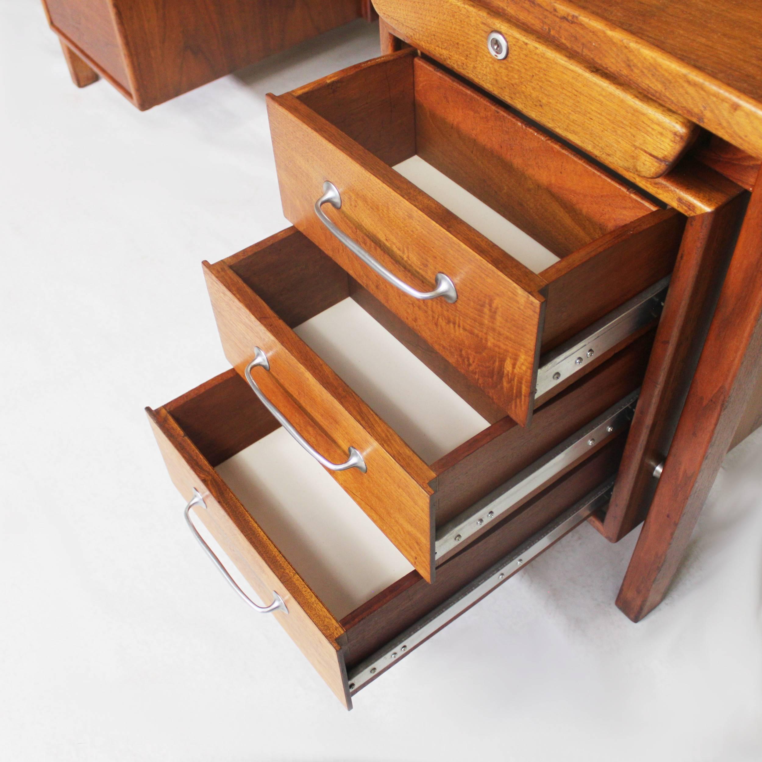 Spectaculaire bureau de direction moderne du milieu du siècle en noyer avec dessus en demilune sunburst 3
