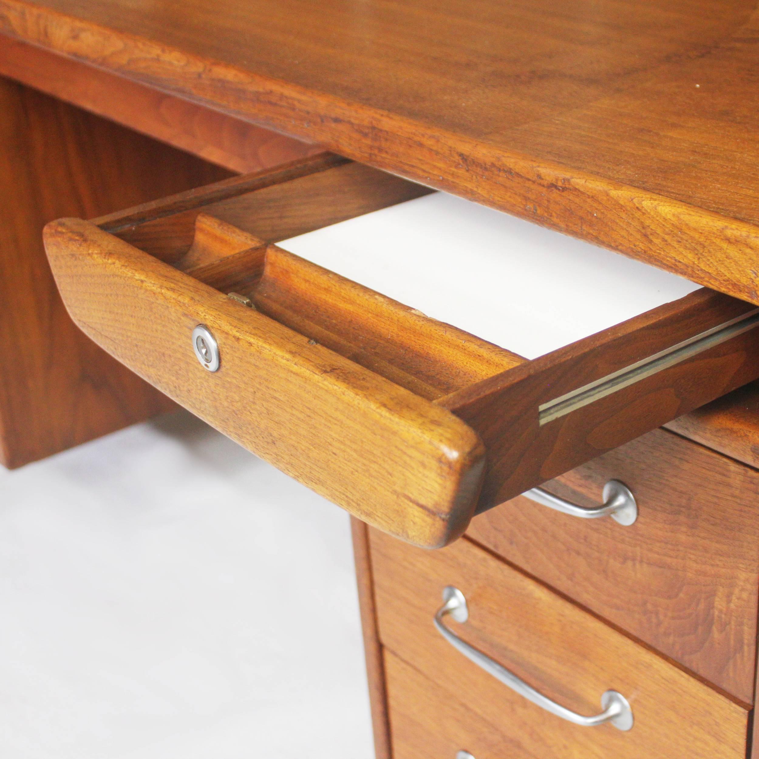 Spectaculaire bureau de direction moderne du milieu du siècle en noyer avec dessus en demilune sunburst 4