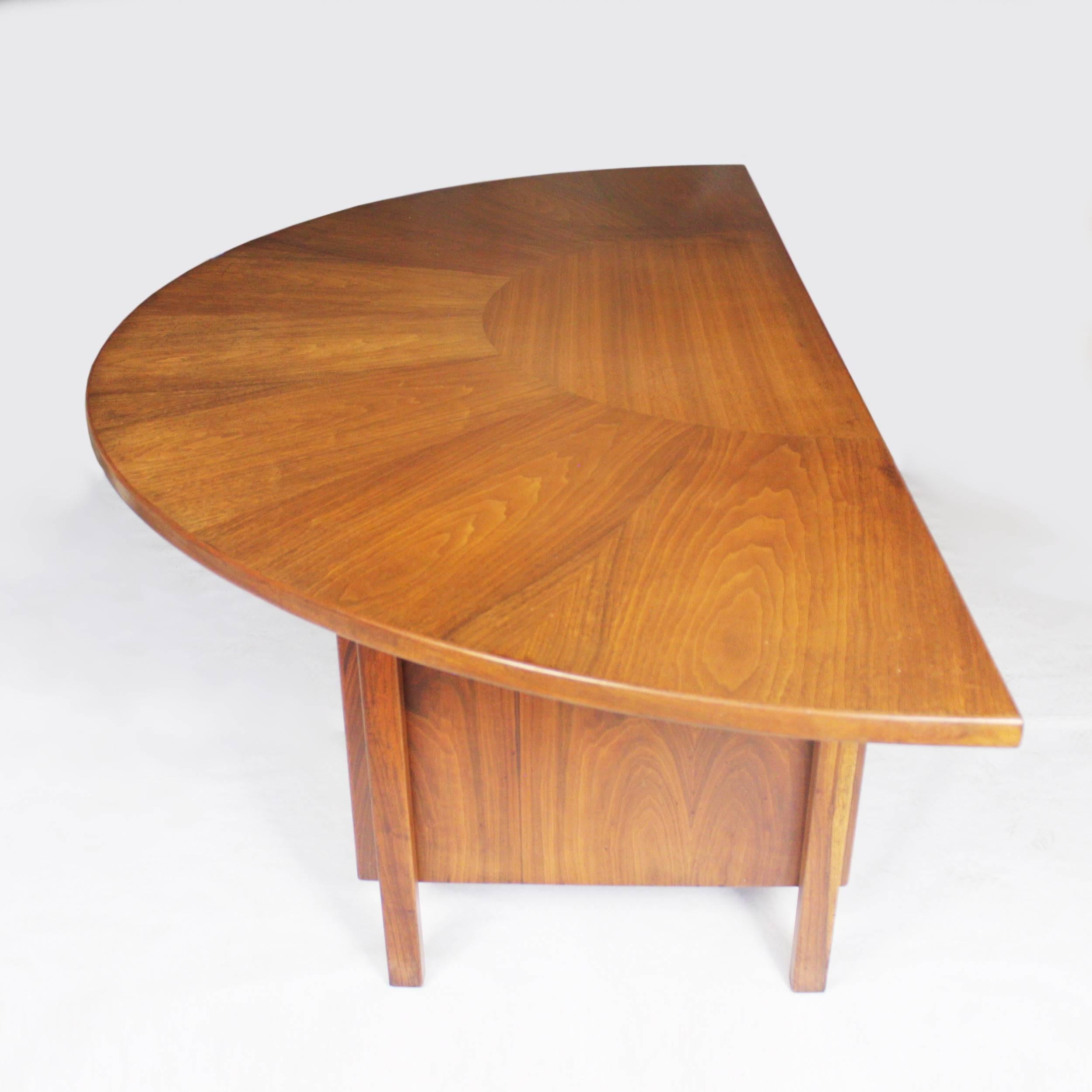 Incrusté Spectaculaire bureau de direction moderne du milieu du siècle en noyer avec dessus en demilune sunburst