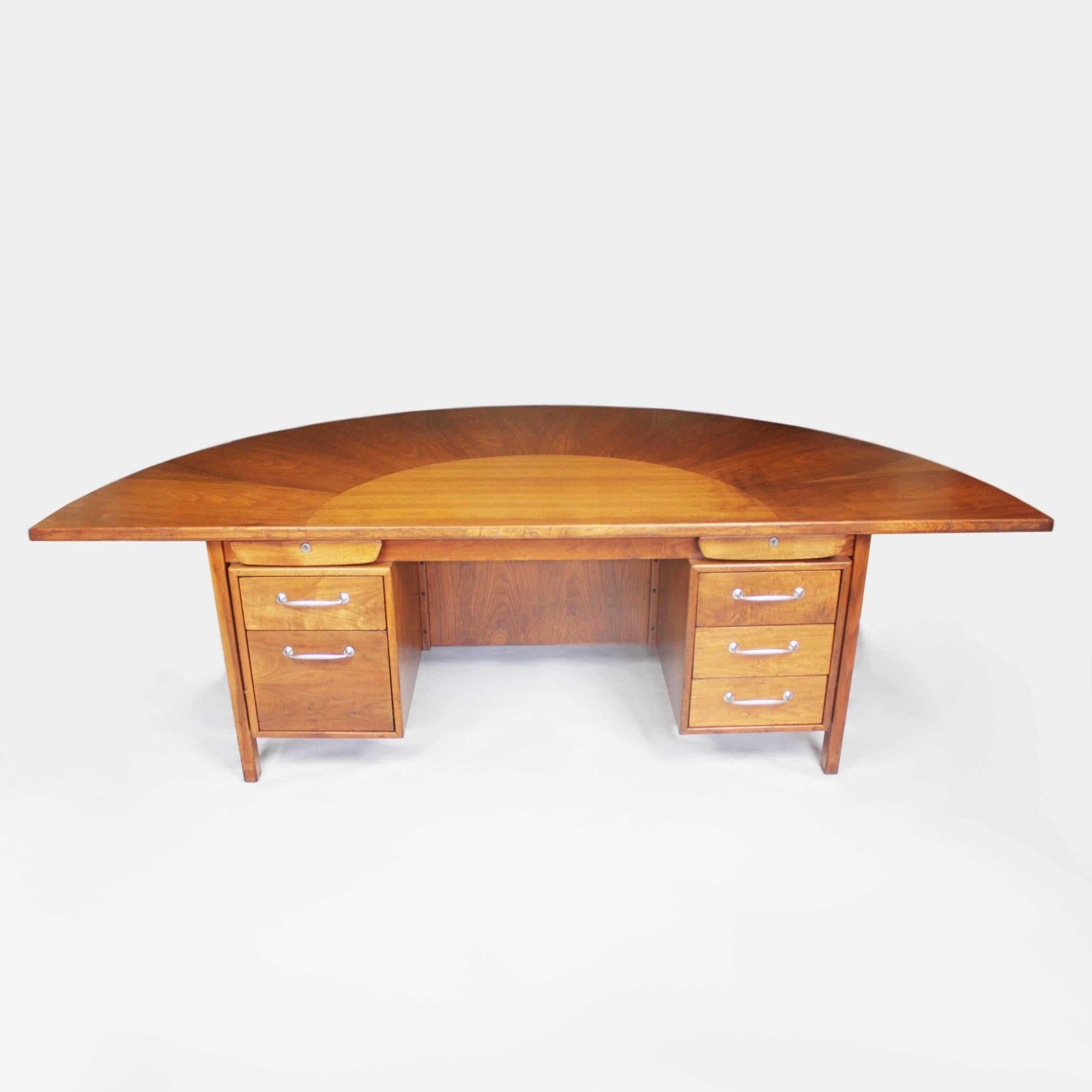 Milieu du XXe siècle Spectaculaire bureau de direction moderne du milieu du siècle en noyer avec dessus en demilune sunburst