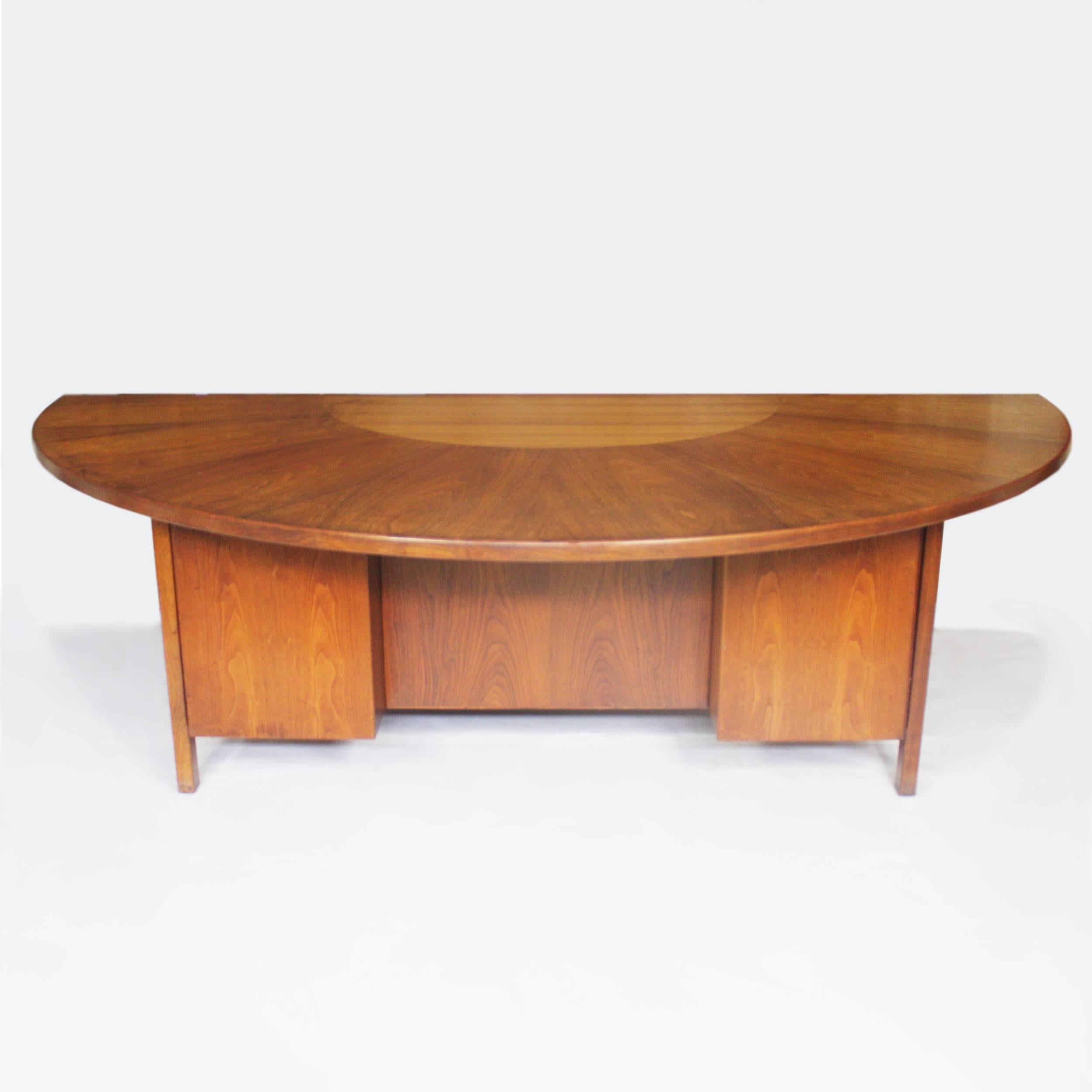 Acajou Spectaculaire bureau de direction moderne du milieu du siècle en noyer avec dessus en demilune sunburst