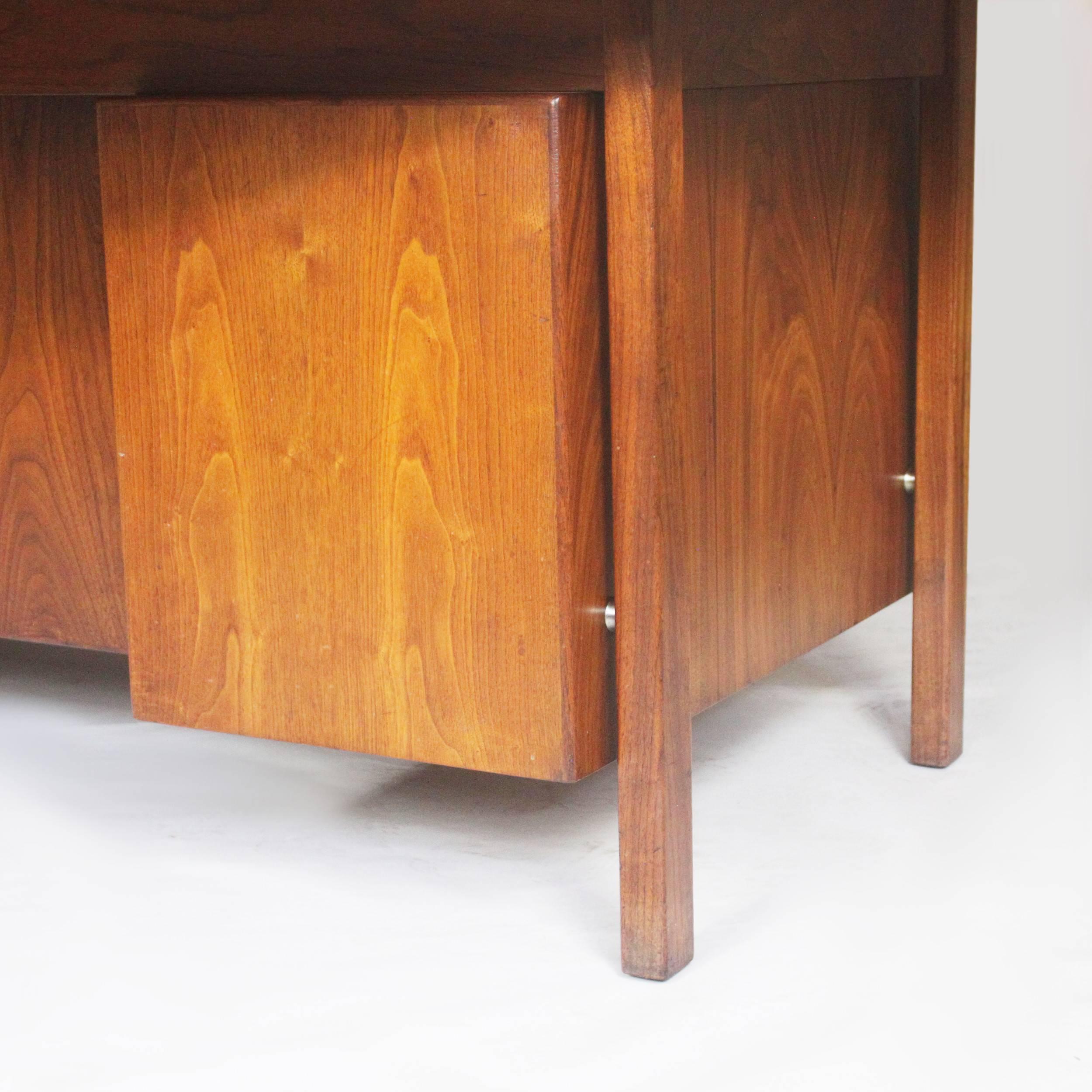 Spectaculaire bureau de direction moderne du milieu du siècle en noyer avec dessus en demilune sunburst 2