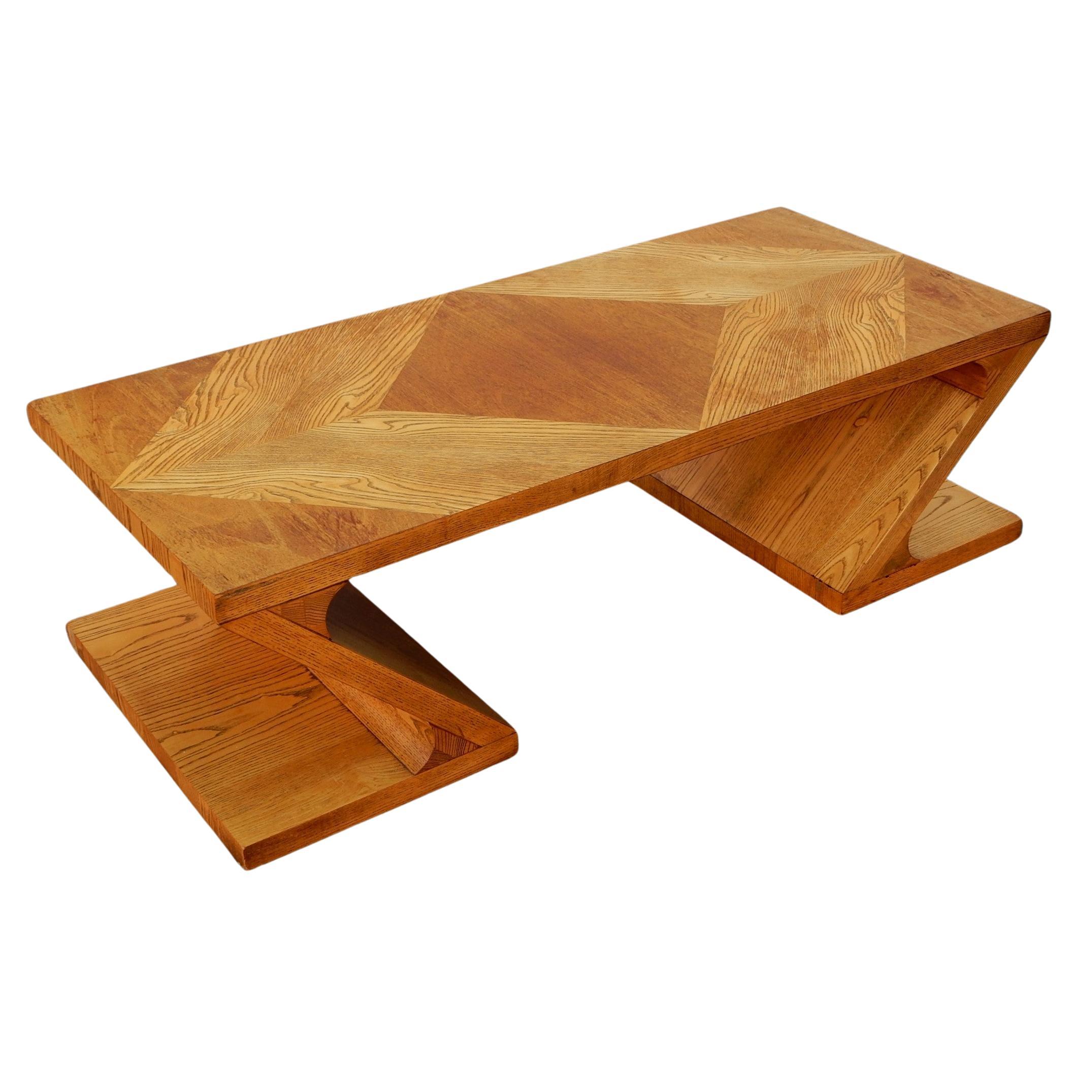 Fabuleuse table basse en forme de zigzag par Lane Furniture CO. États-Unis, vers les années 1970.
Spectaculaire placage de chêne tigré dans une incrustation bicolore couleur/grain.
Table solide et lourde. 
