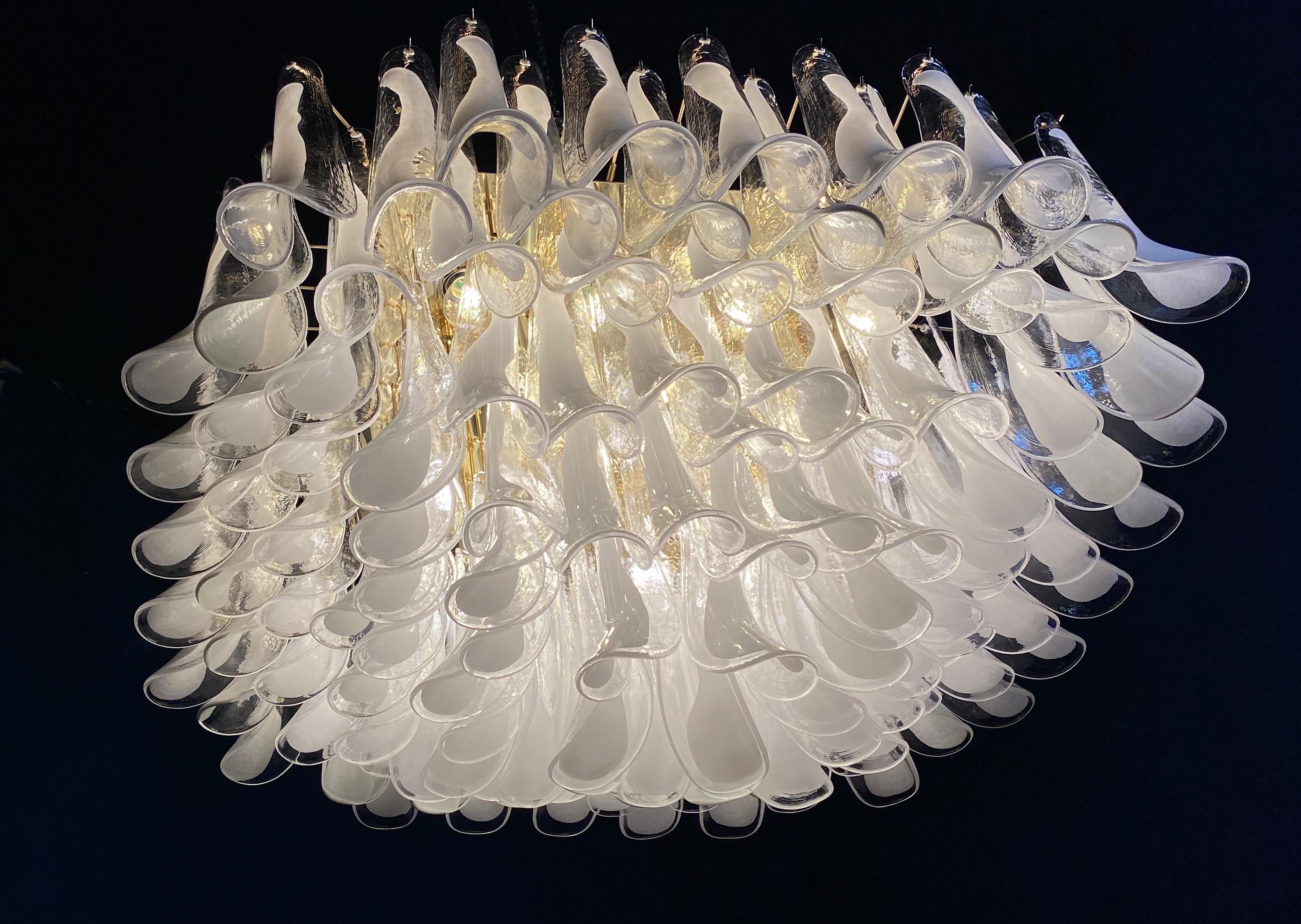 Spektakuläre Modern Murano Glas Petal Kronleuchter oder Flush Mount (Metall) im Angebot