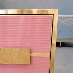 Individuell gestaltbares Sideboard aus glänzendem rosa Glas und Messing von Justfurnituress