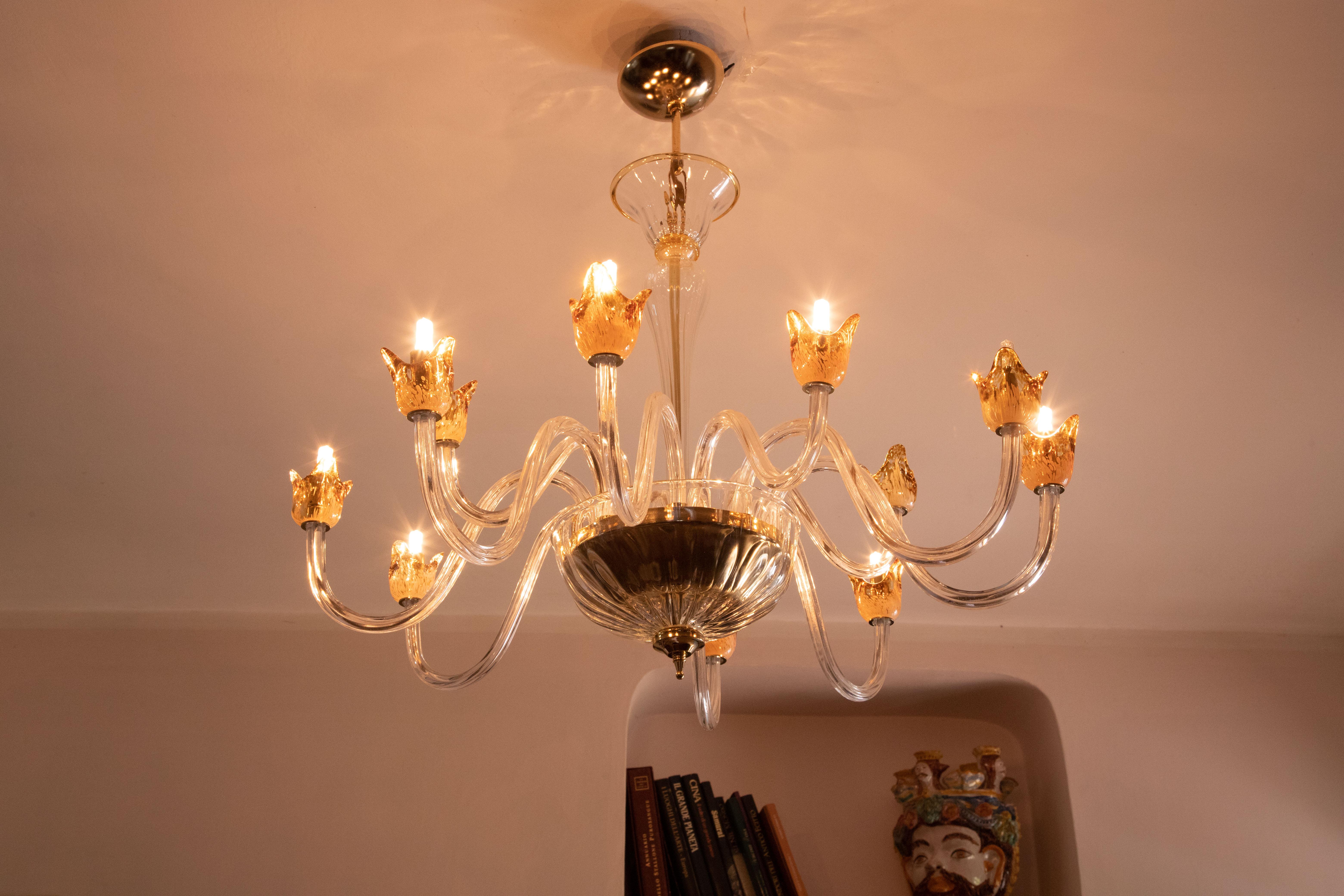 Murano chandelier 12 arms 12 light points.

All 12 arms have fire-shaped glass outside the lamp holders.

The chandelier is in perfect condition with all its original elements.

On request is possible add or remove chain for customize the high.