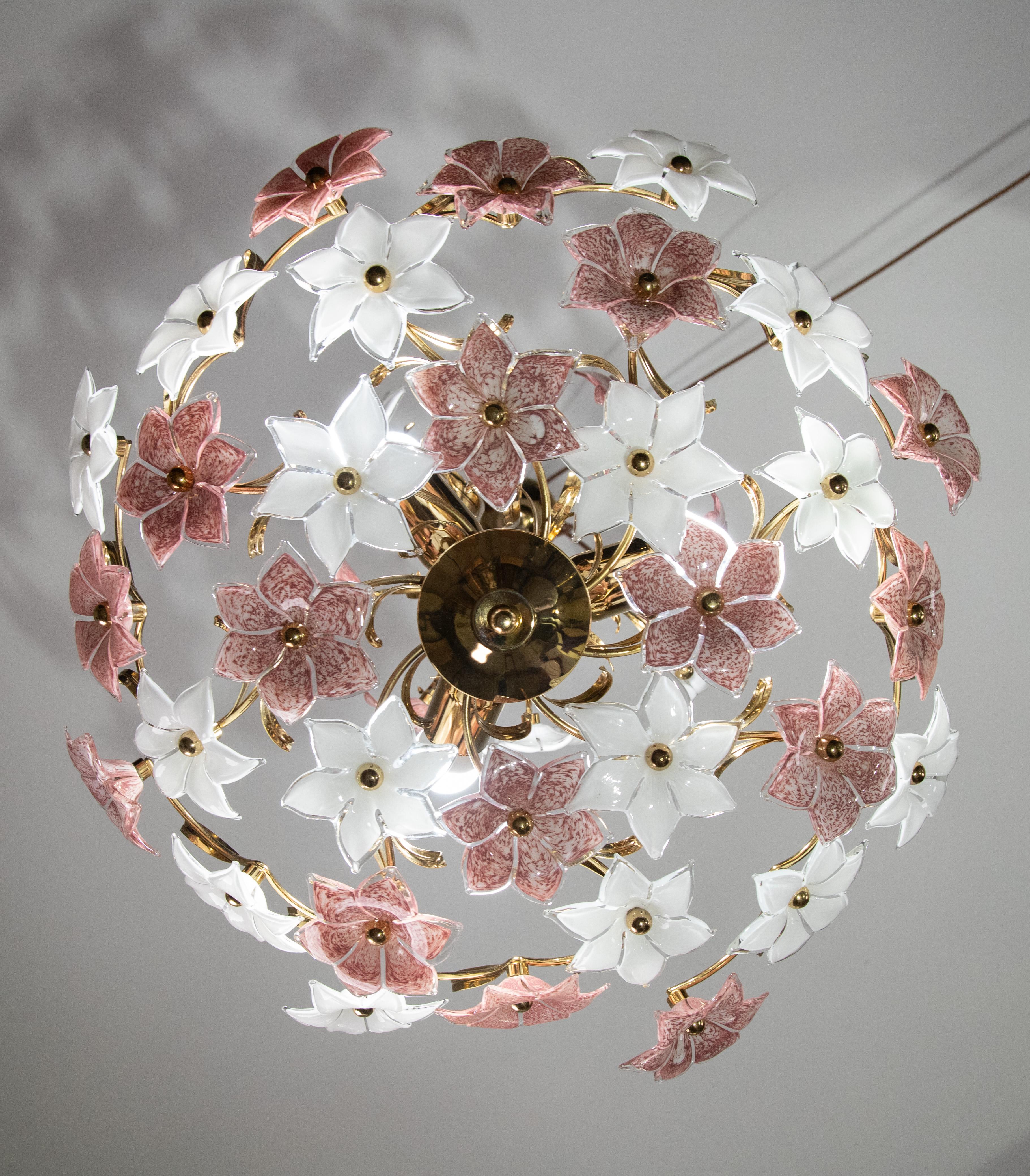 Vintage Murano glass chandelier full of white and pink flowers.
The chandelier has 3 light points with E27 connection.
The structure is in gold bath.
The height of the chandelier is 130 cm with chain, 65 cm without chain, the diameter is 68, on