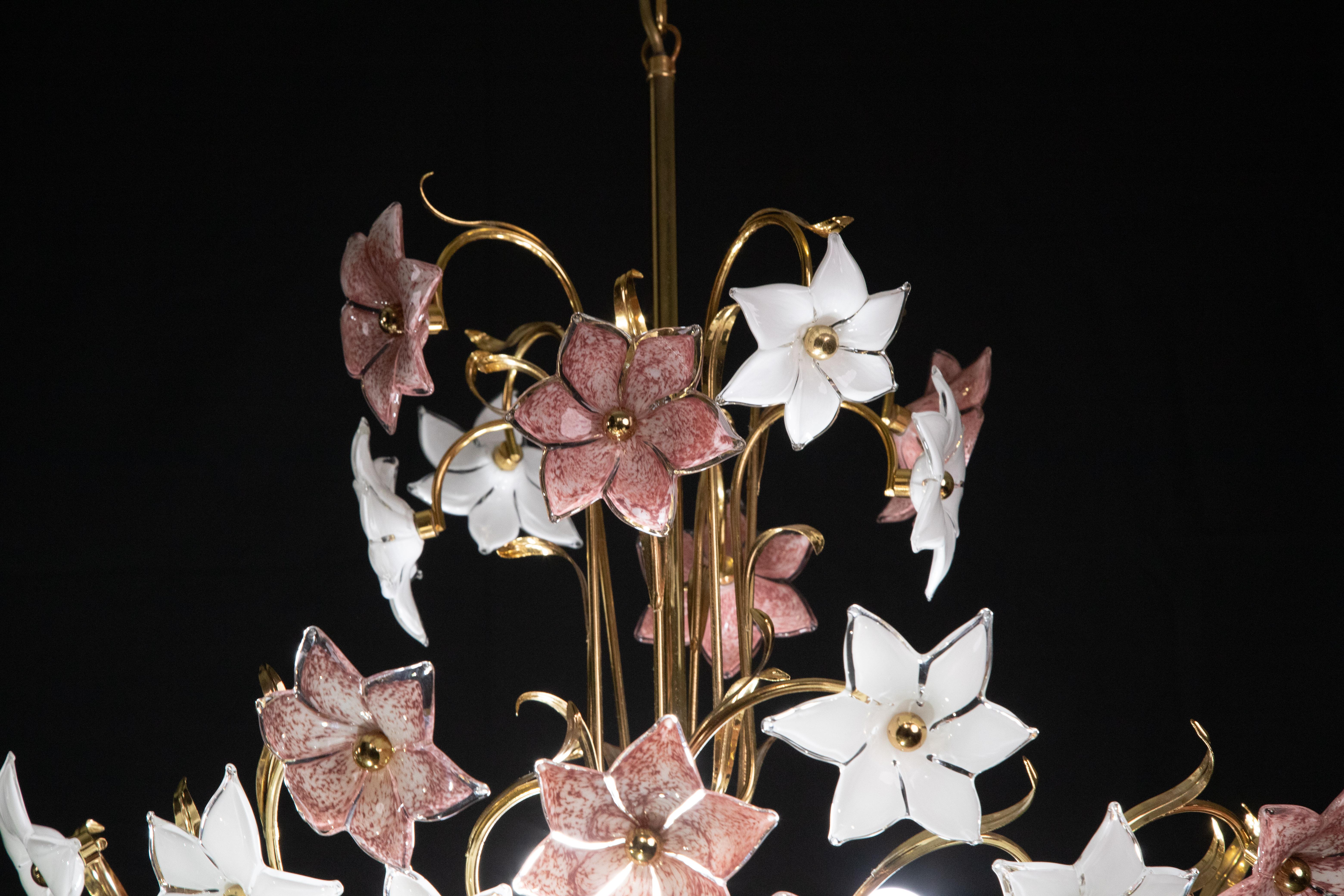 Spectacular Murano Chandelier Full of Pink and White Flowers, 1980s For Sale 1