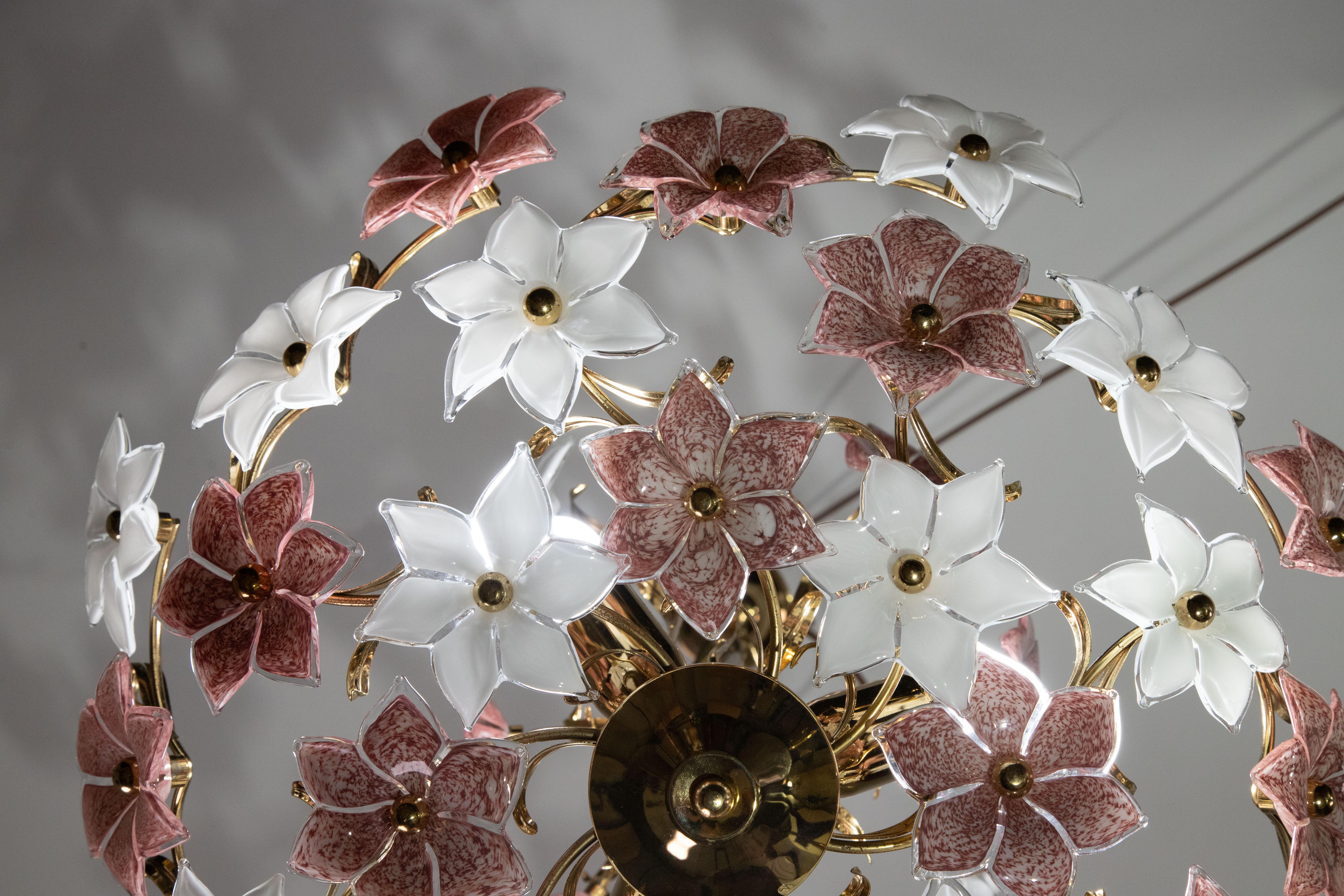 Spectacular Murano Chandelier Full of Pink and White Flowers, 1980s For Sale 4