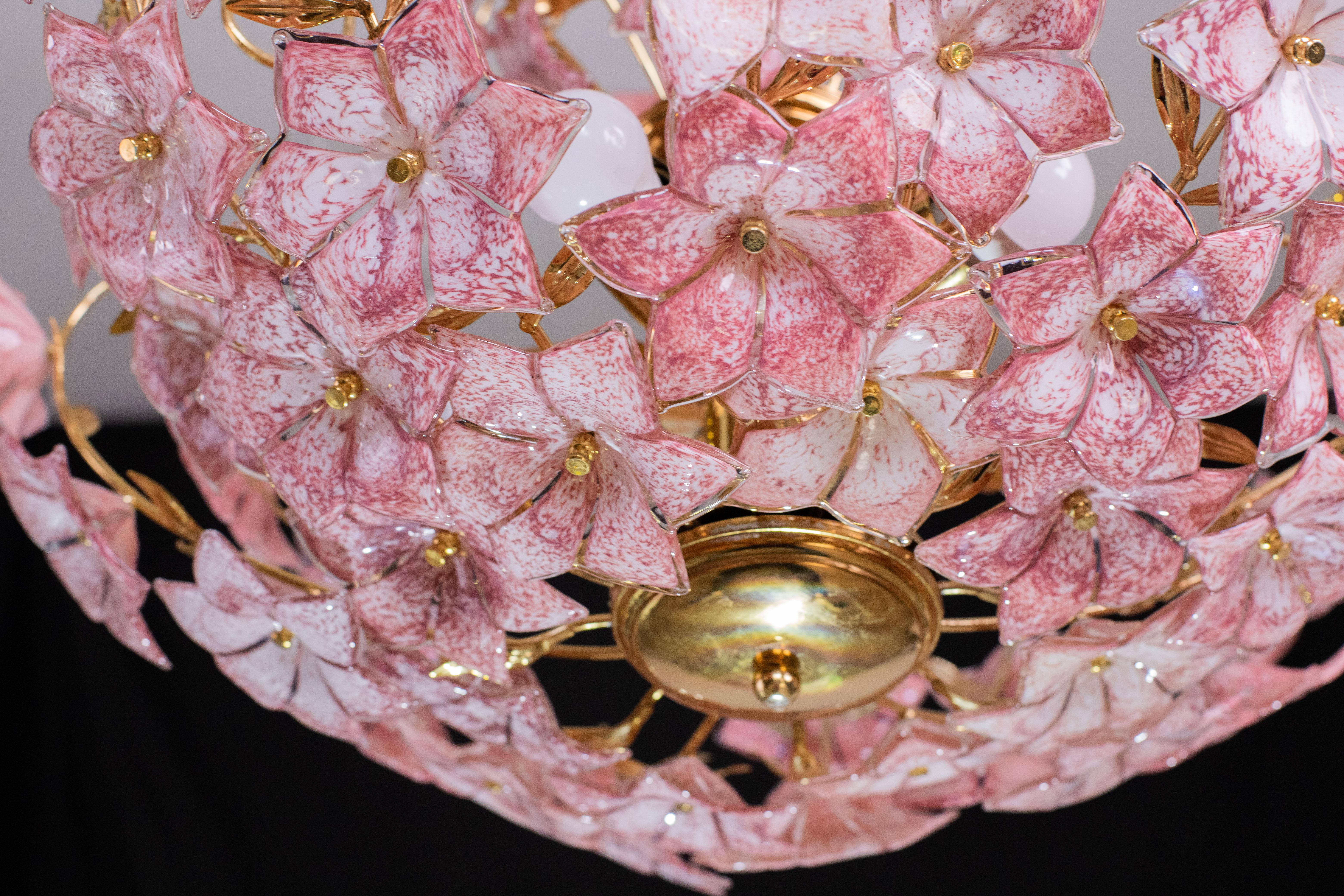 Spectacular Murano Chandelier Full of Pink Flowers, 1970s In Good Condition In Roma, IT
