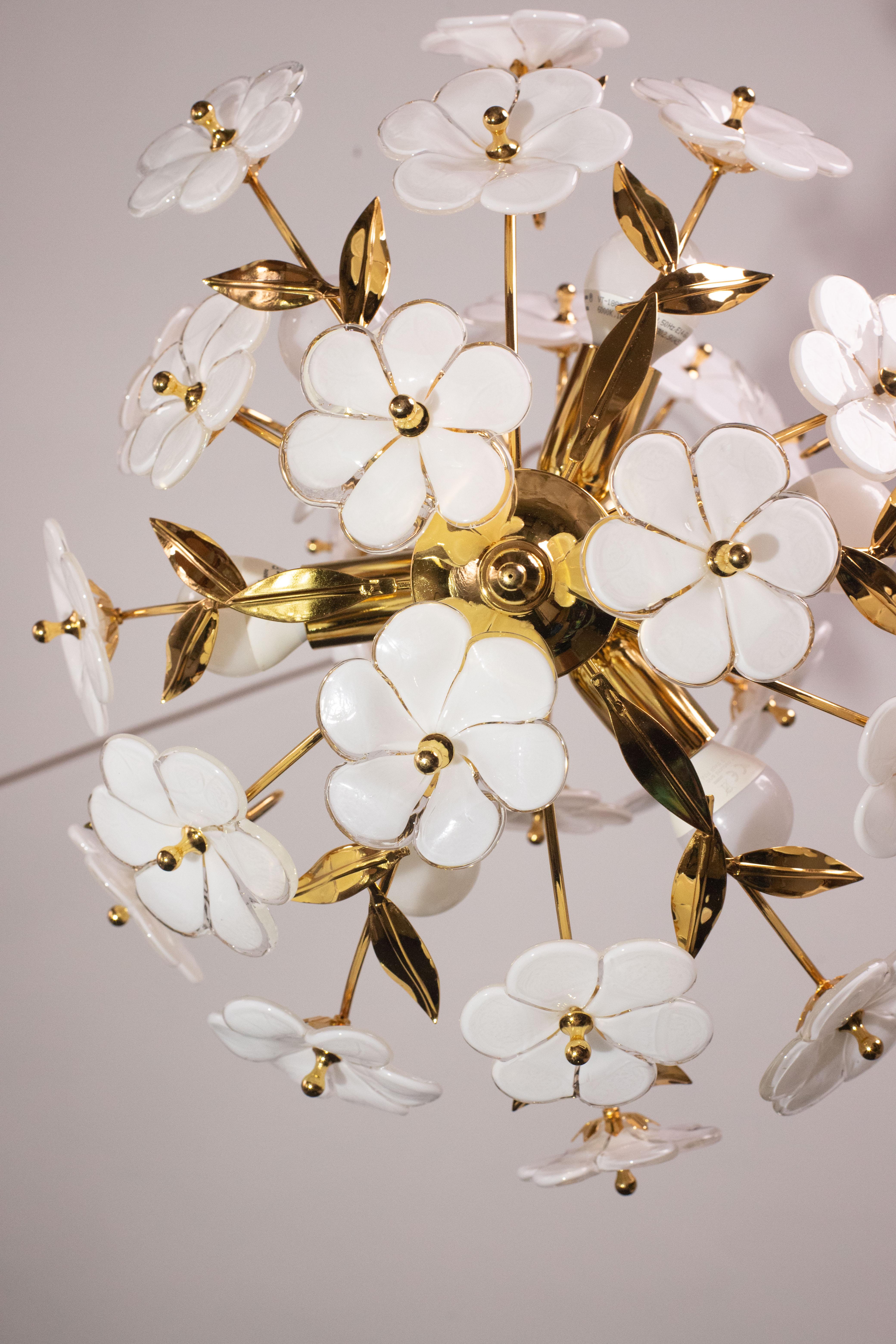 Spectacular Murano Chandelier Full of White Flowers, new bath gold, 1980s For Sale 6