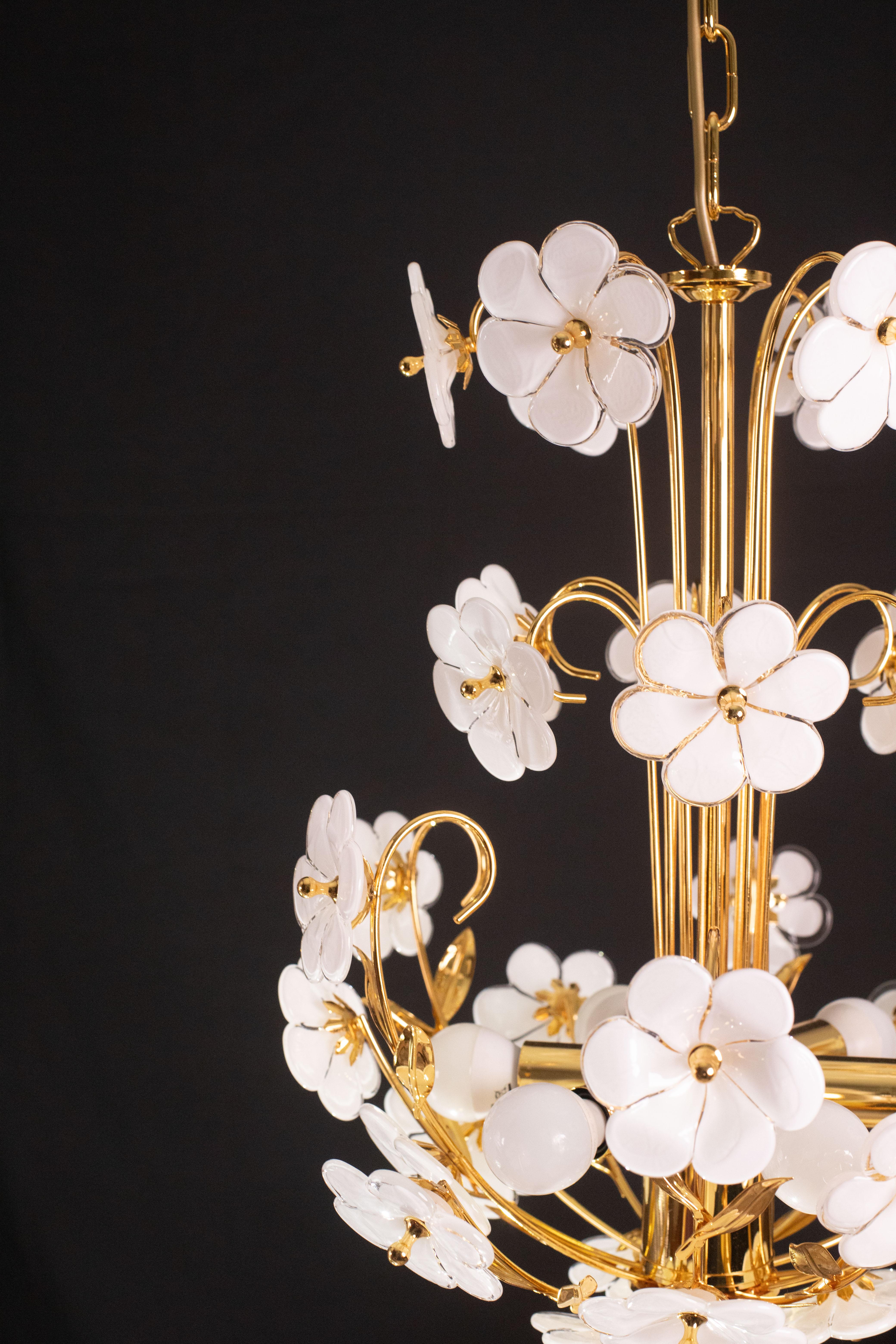 Spectacular Murano Chandelier Full of White Flowers, new bath gold, 1980s For Sale 7