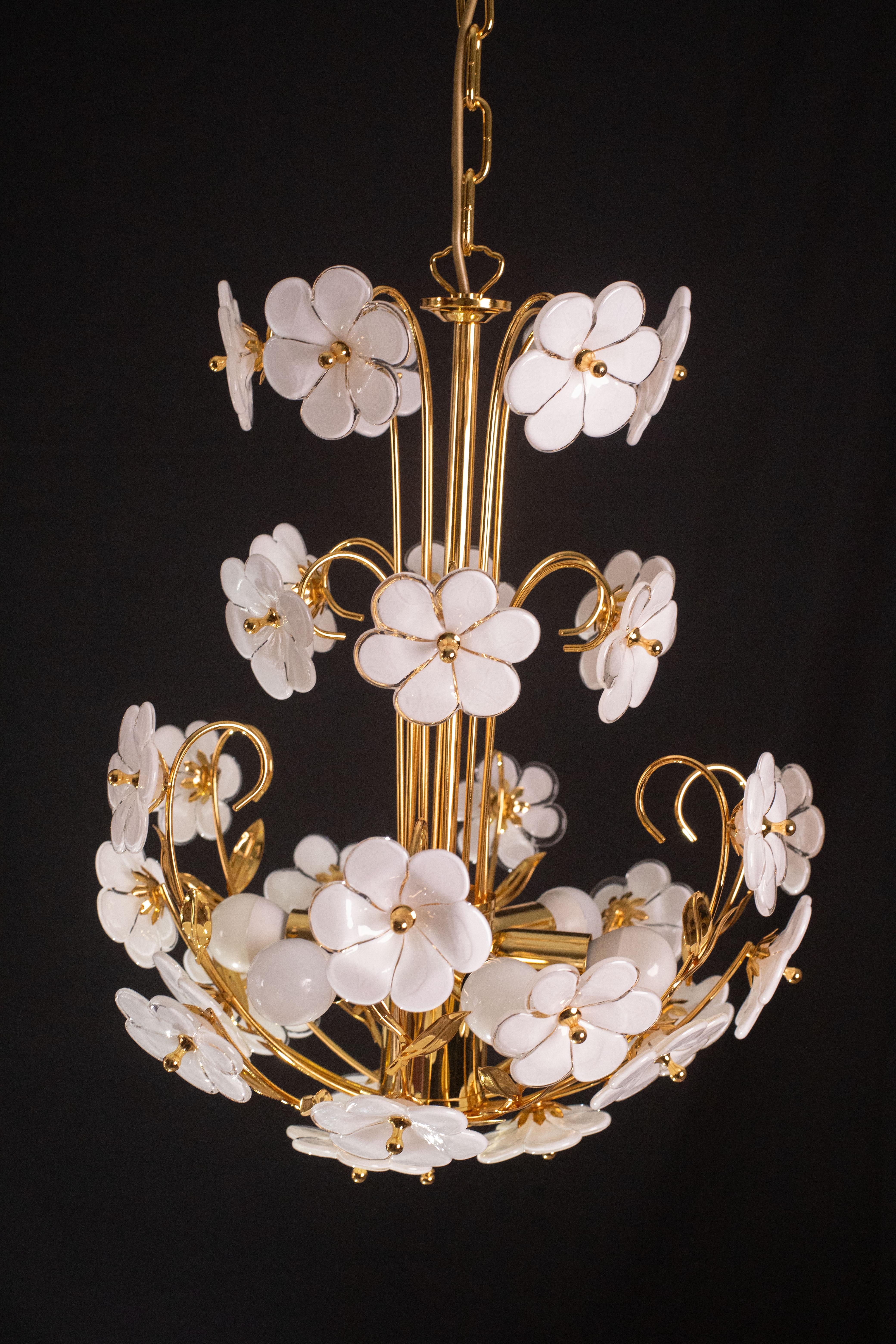Spectacular Murano Chandelier Full of White Flowers, new bath gold, 1980s For Sale 8