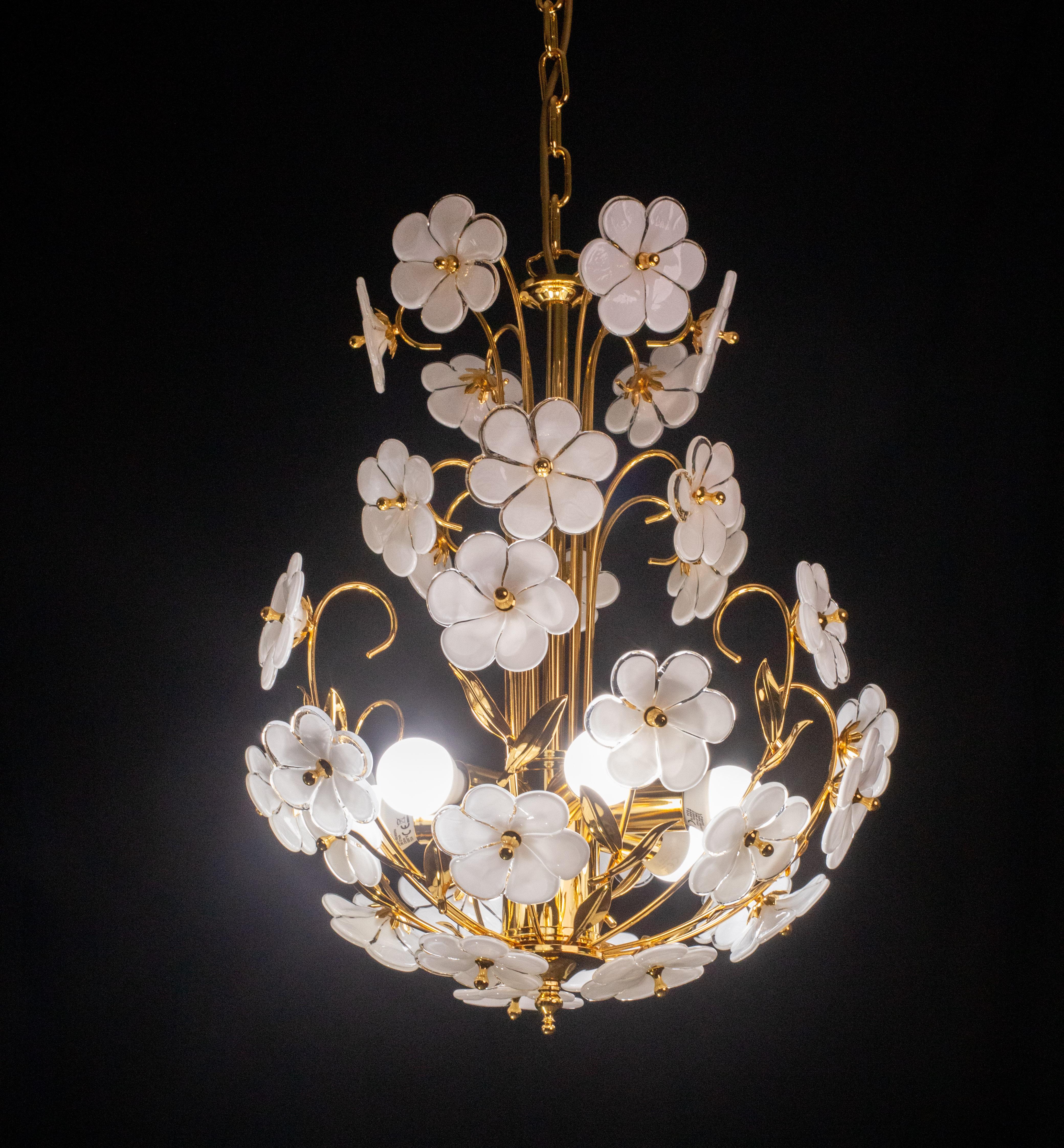 Vintage Murano glass chandelier full of white flowers.
The chandelier has 5 light points.
The structure is in gold bath, the gold bath has been restored and is therefore completely new.
The height of the chandelier is 110 cm with chain, 60 cm