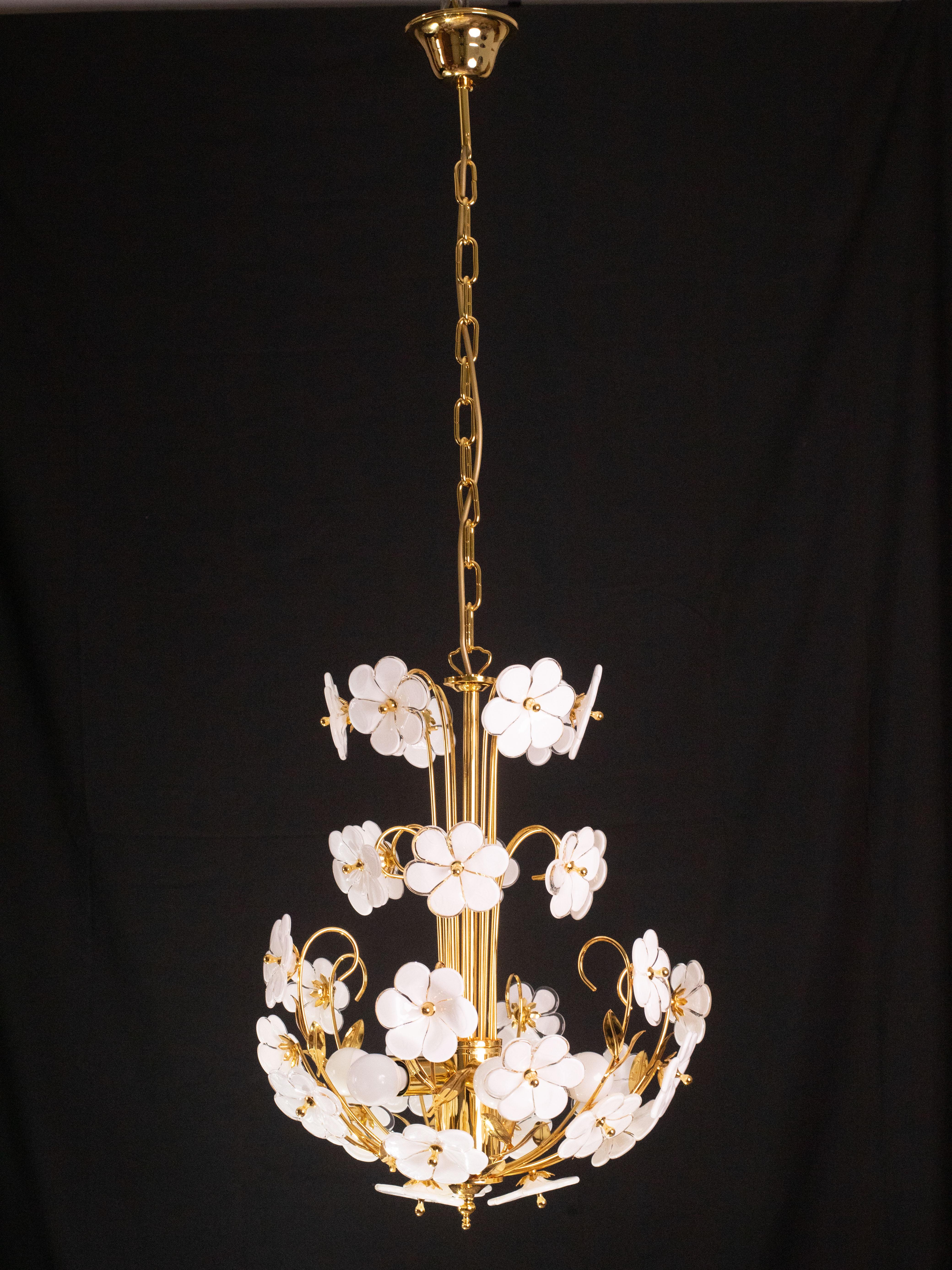 Spectacular Murano Chandelier Full of White Flowers, new bath gold, 1980s In Good Condition For Sale In Roma, IT