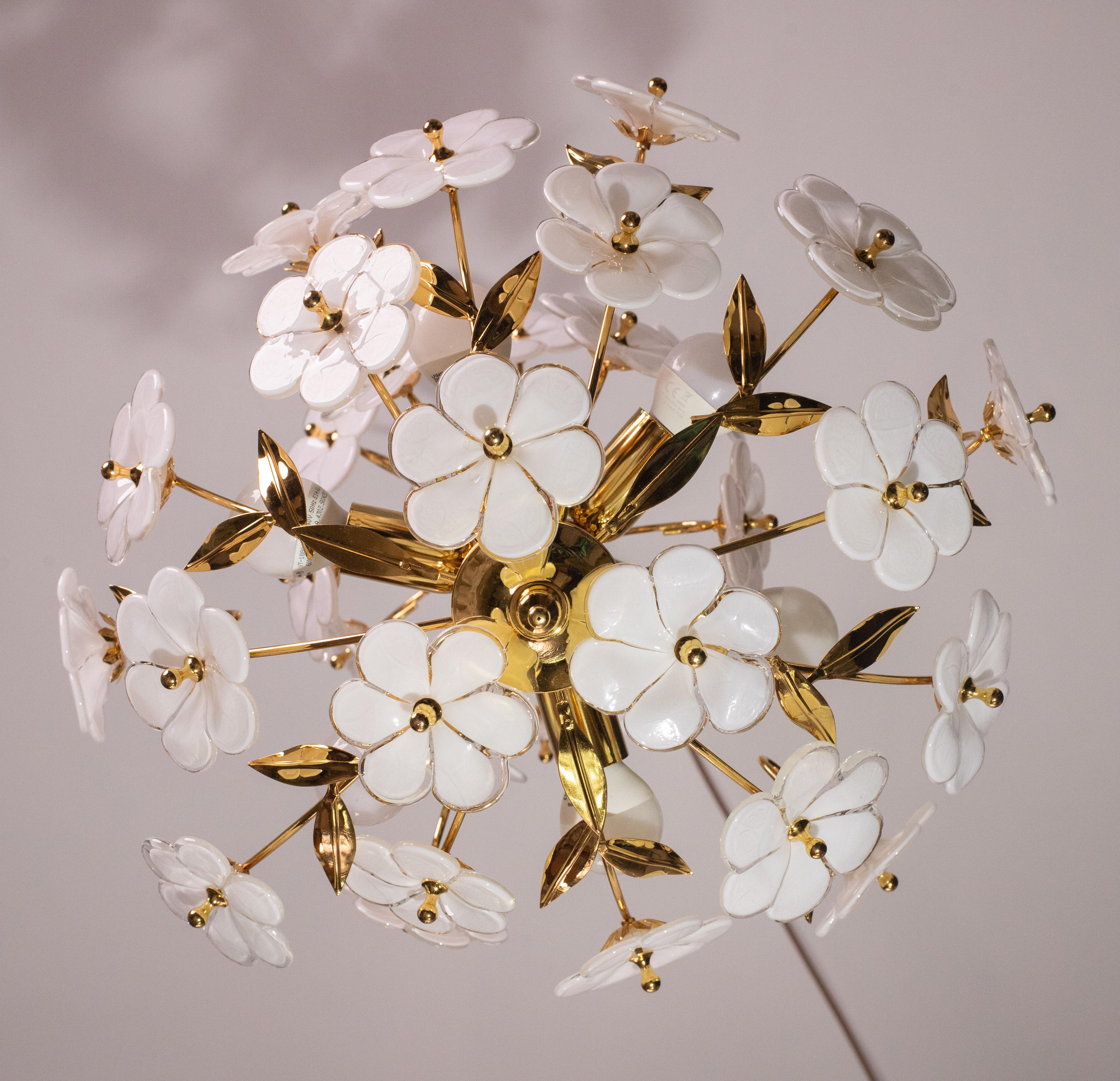 Spectacular Murano Chandelier Full of White Flowers, new bath gold, 1980s For Sale 1