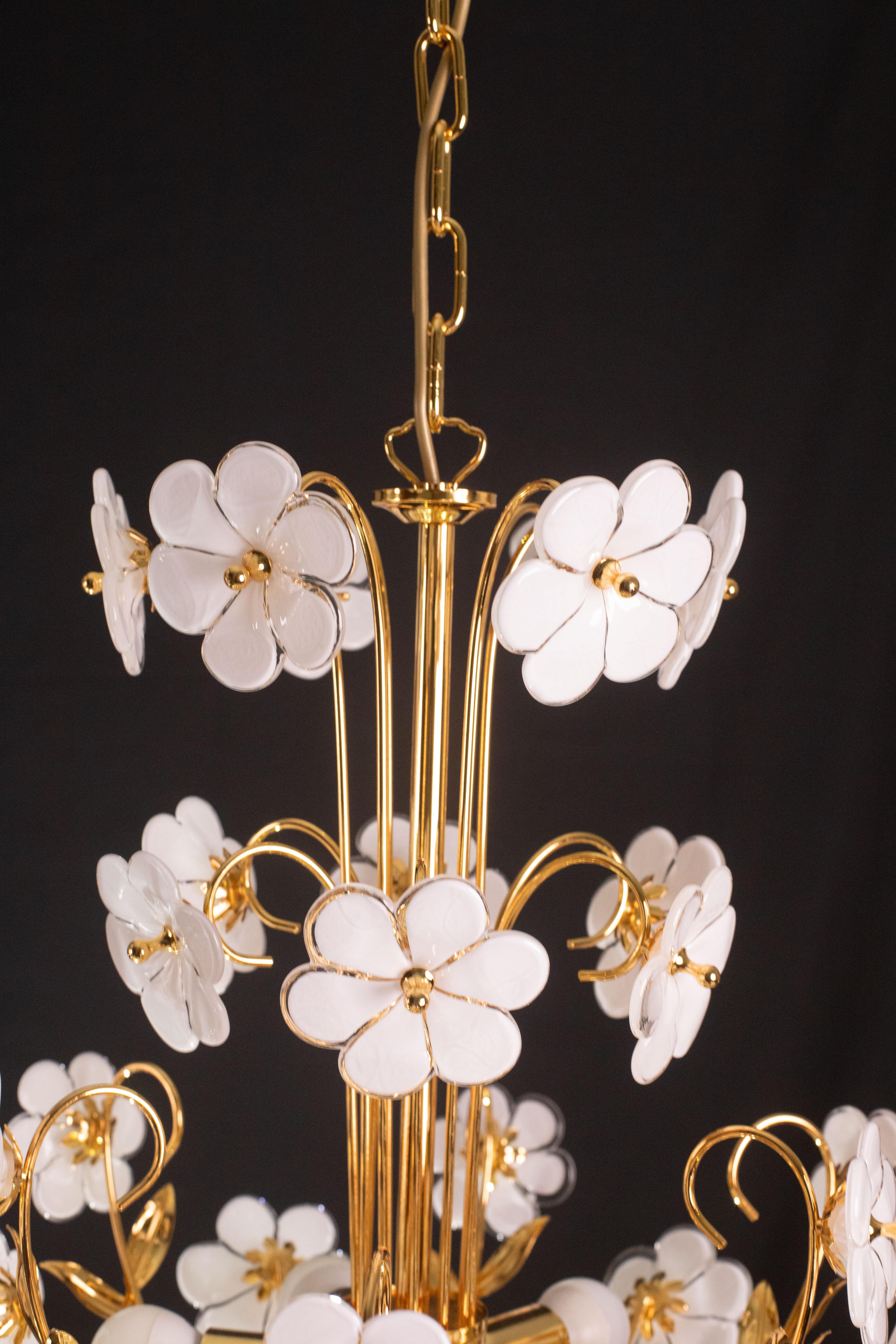 Spectacular Murano Chandelier Full of White Flowers, new bath gold, 1980s For Sale 2