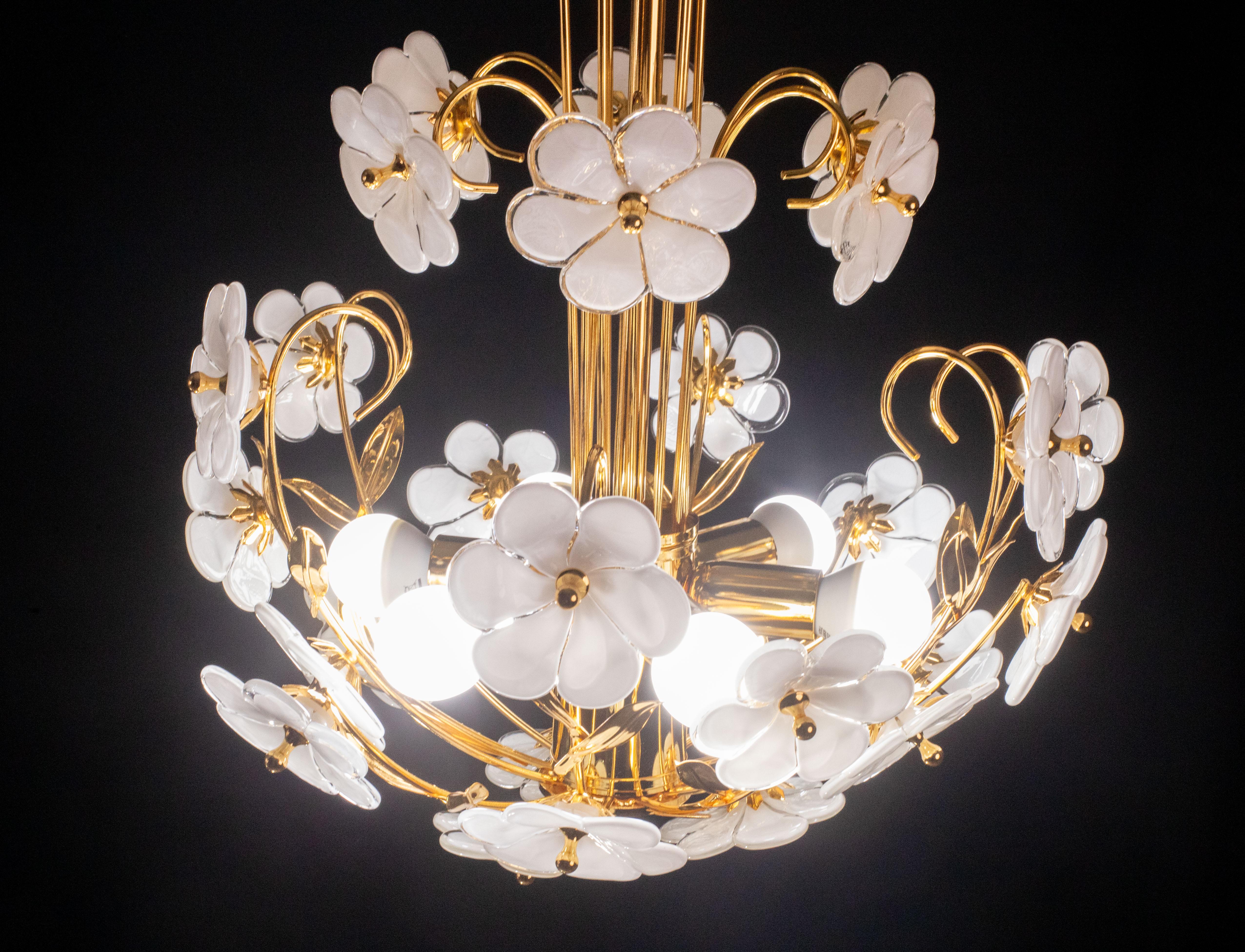 Spectacular Murano Chandelier Full of White Flowers, new bath gold, 1980s For Sale 3