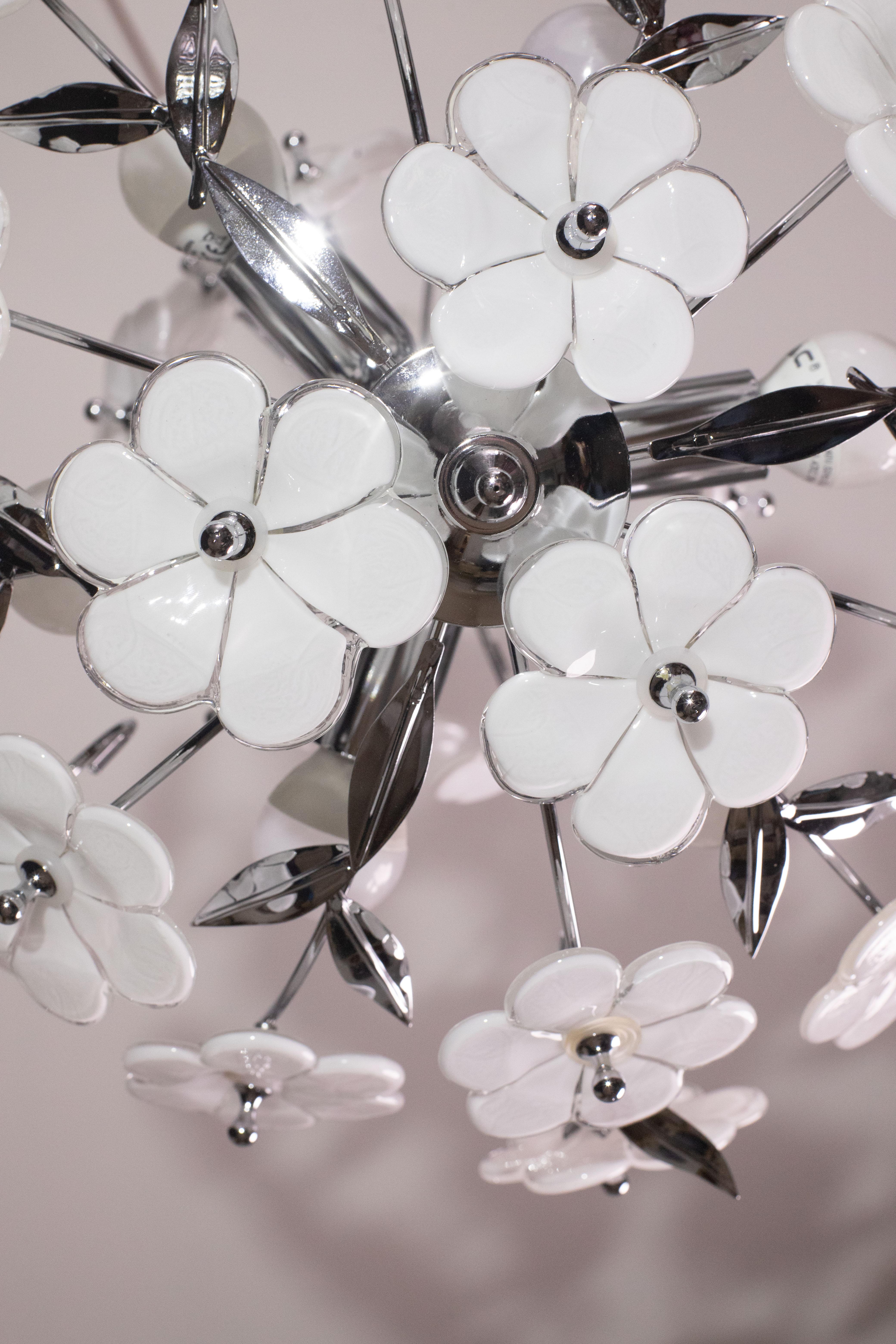 Spectacular Murano Chandelier Full of White Flowers, new bath silver, 1980s For Sale 5