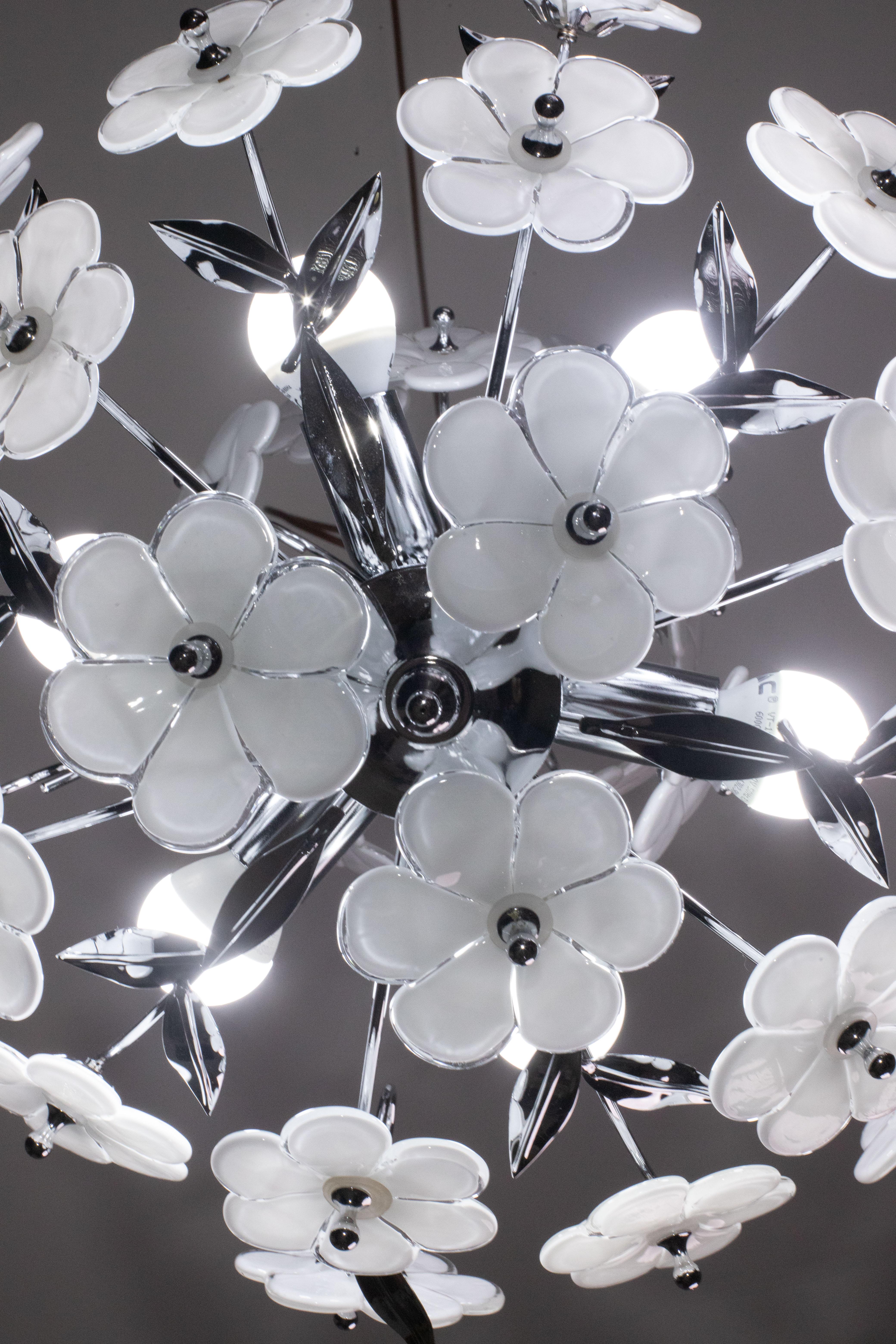 Spectacular Murano Chandelier Full of White Flowers, new bath silver, 1980s For Sale 6