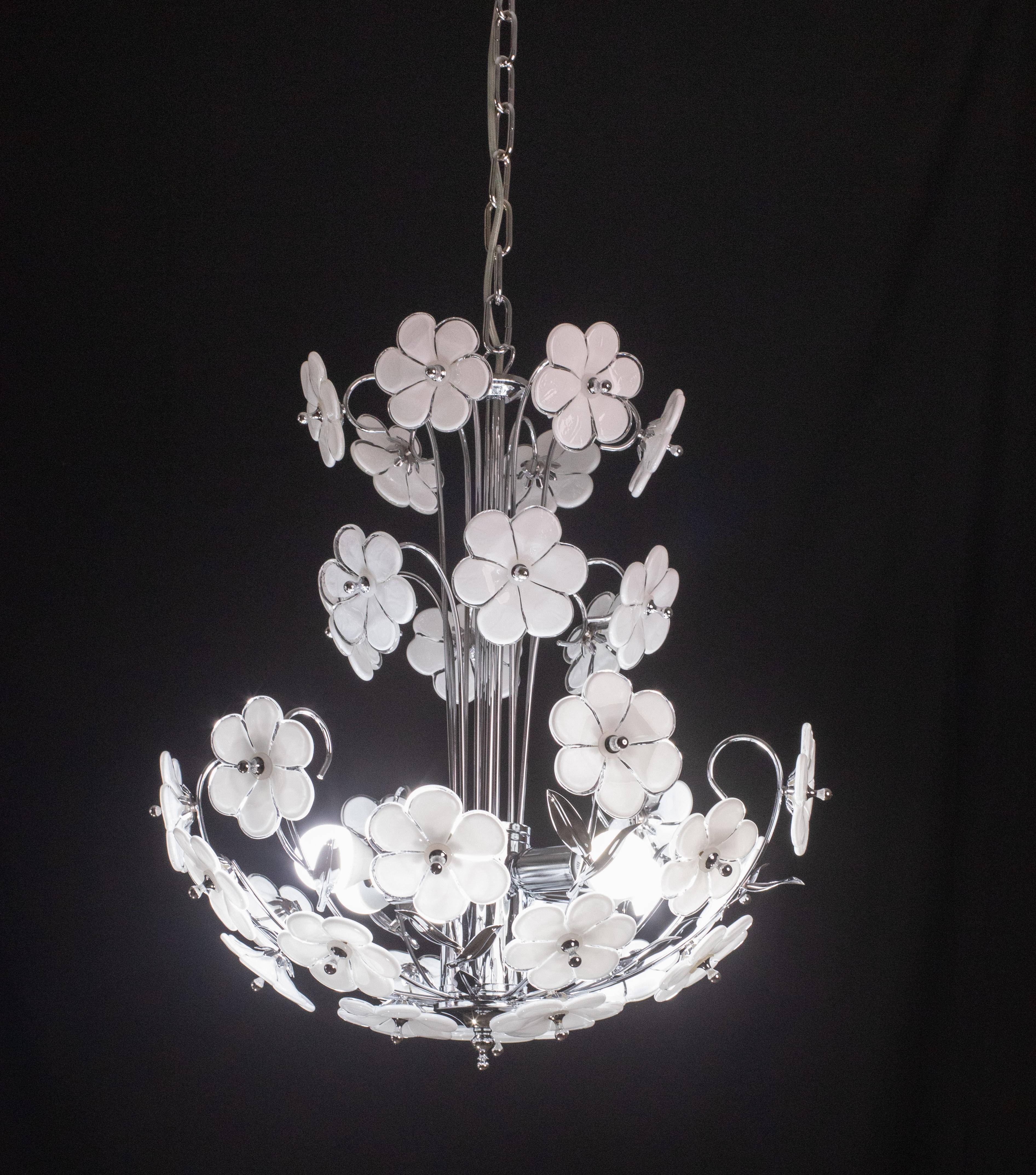 Vintage Murano glass chandelier full of white flowers.
The chandelier has 5 light points.
The structure is in silver bath, the silver bath has been restored and is therefore completely new.
The height of the chandelier is 110 cm with chain, 60 cm