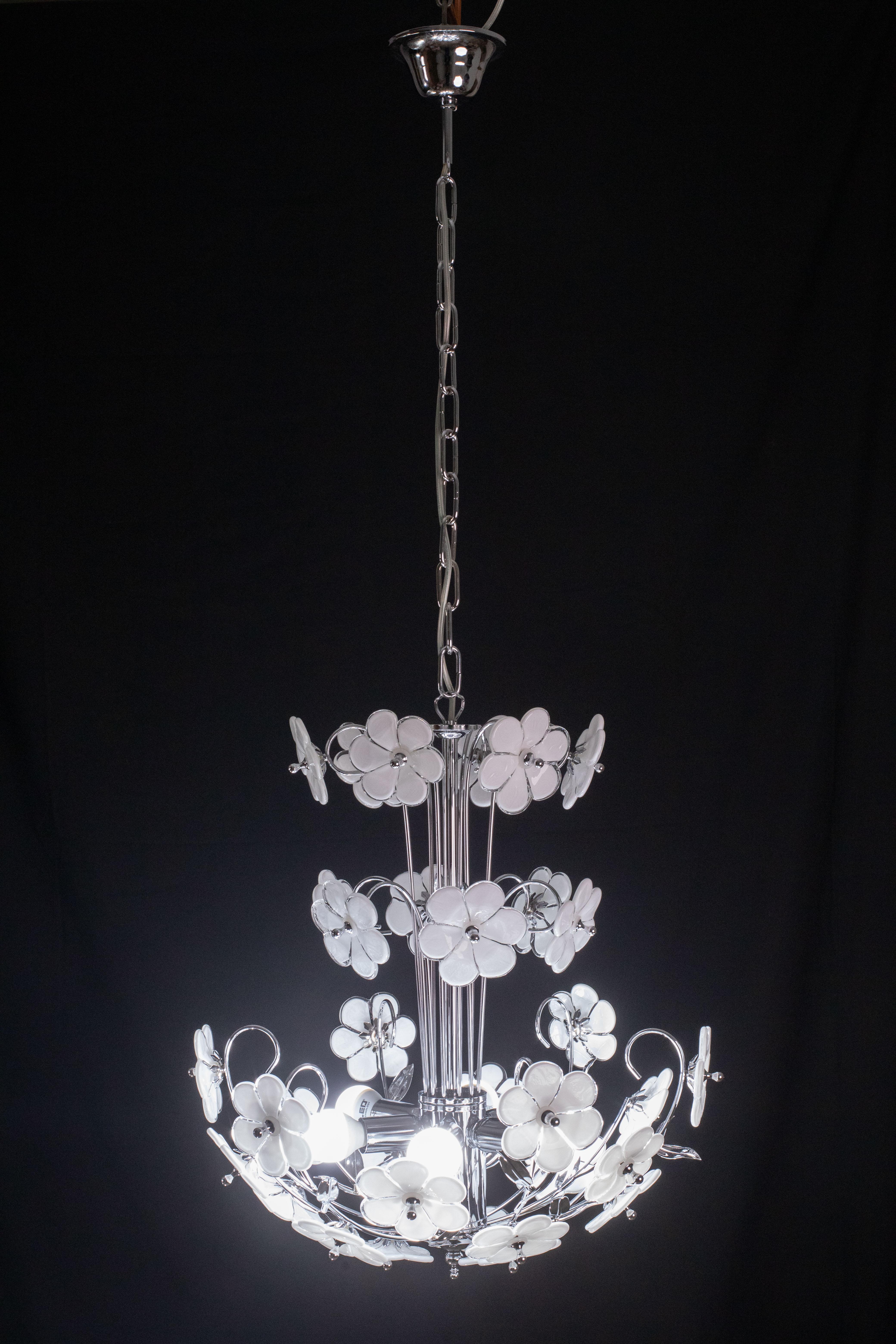 Spectacular Murano Chandelier Full of White Flowers, new bath silver, 1980s In Good Condition For Sale In Roma, IT