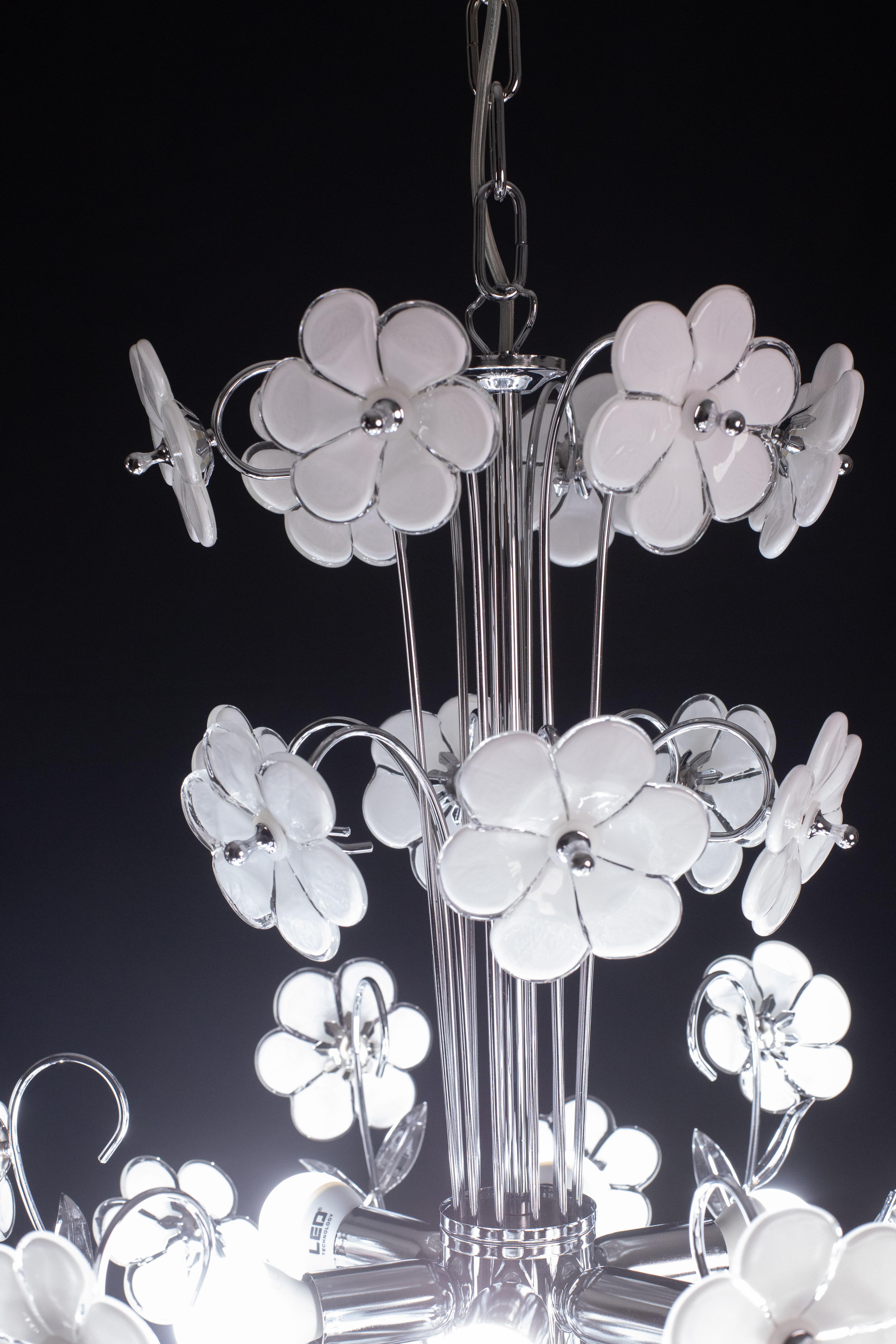 Spectacular Murano Chandelier Full of White Flowers, new bath silver, 1980s For Sale 1