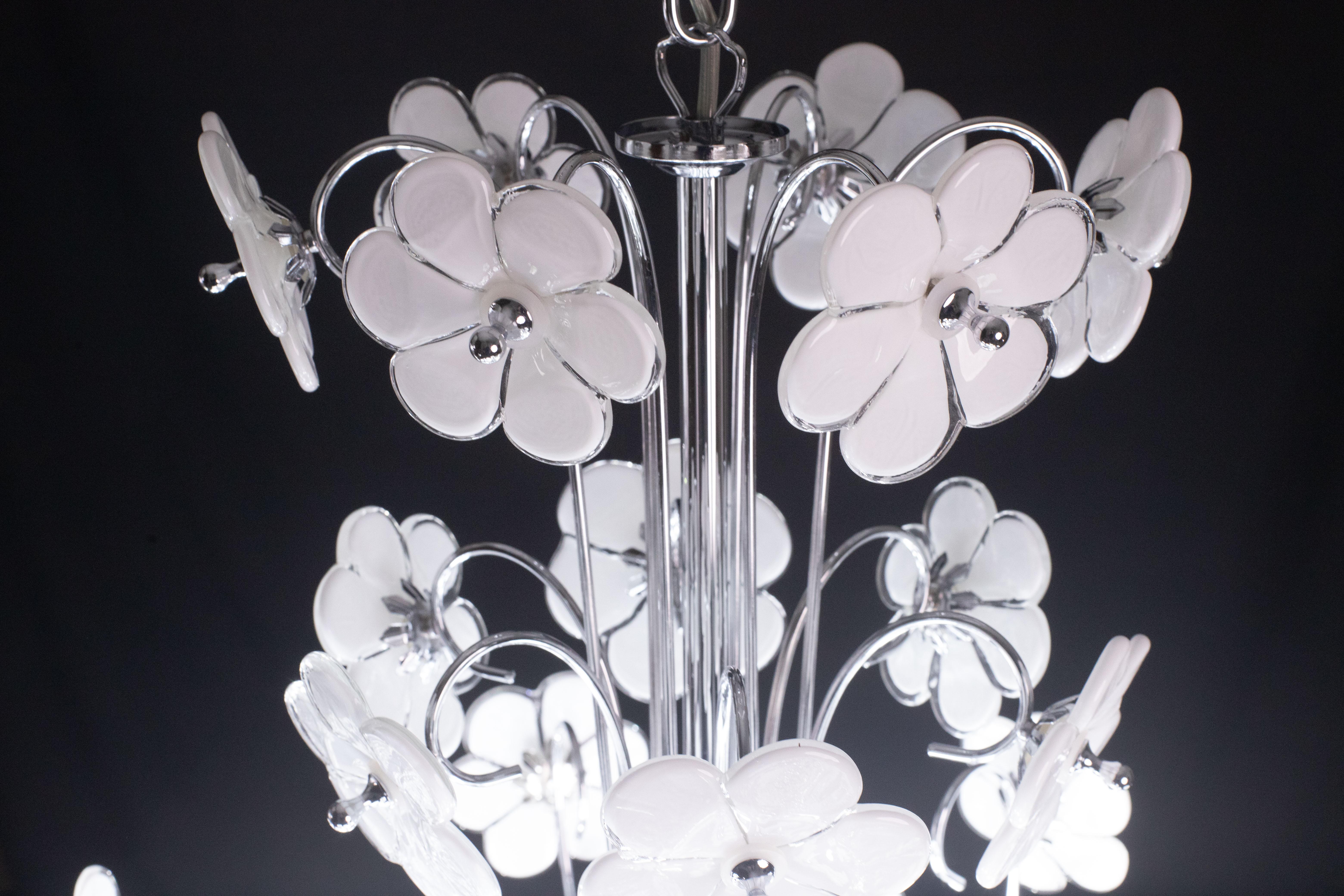 Spectacular Murano Chandelier Full of White Flowers, new bath silver, 1980s For Sale 2