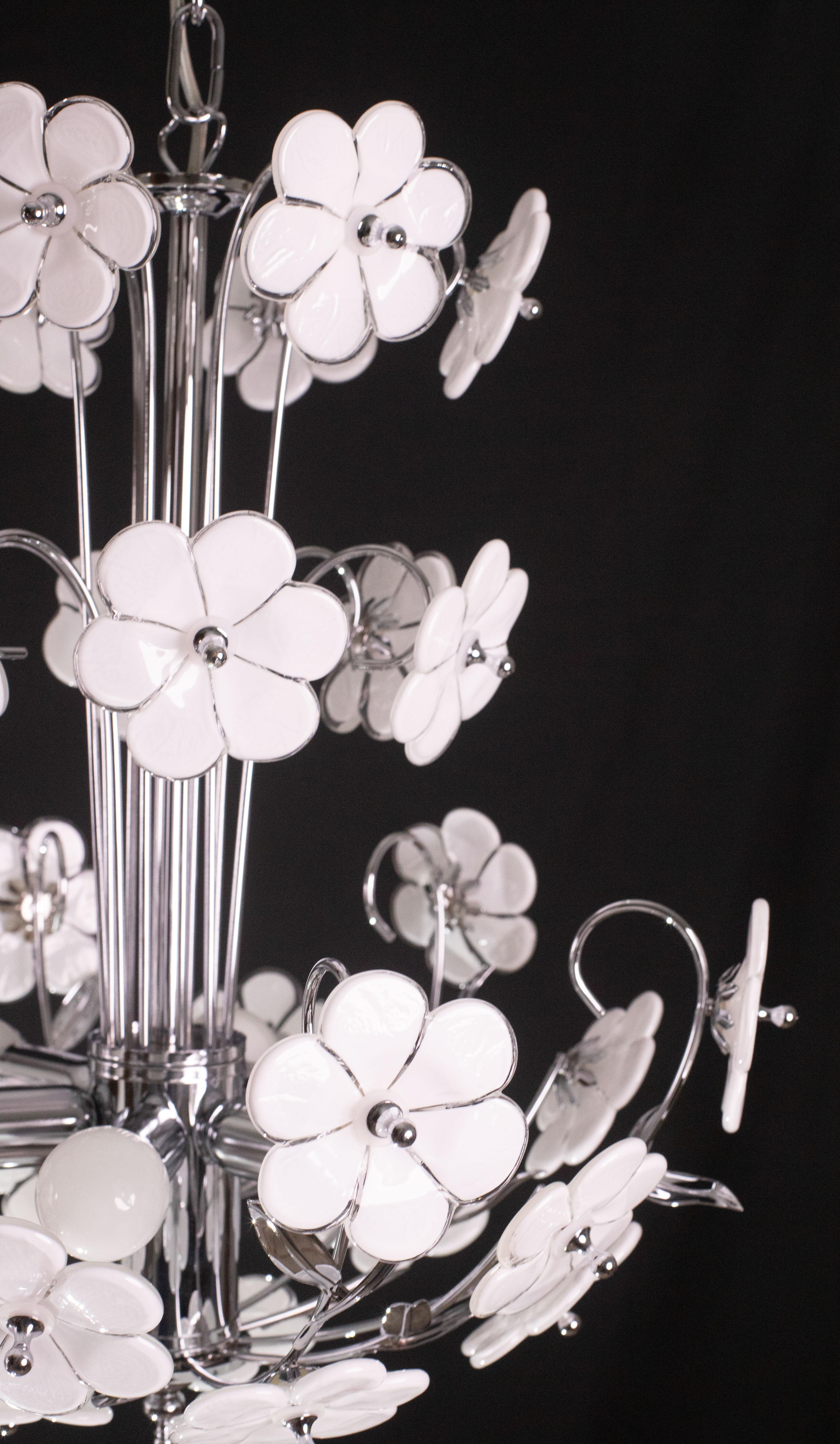 Spectacular Murano Chandelier Full of White Flowers, new bath silver, 1980s For Sale 3