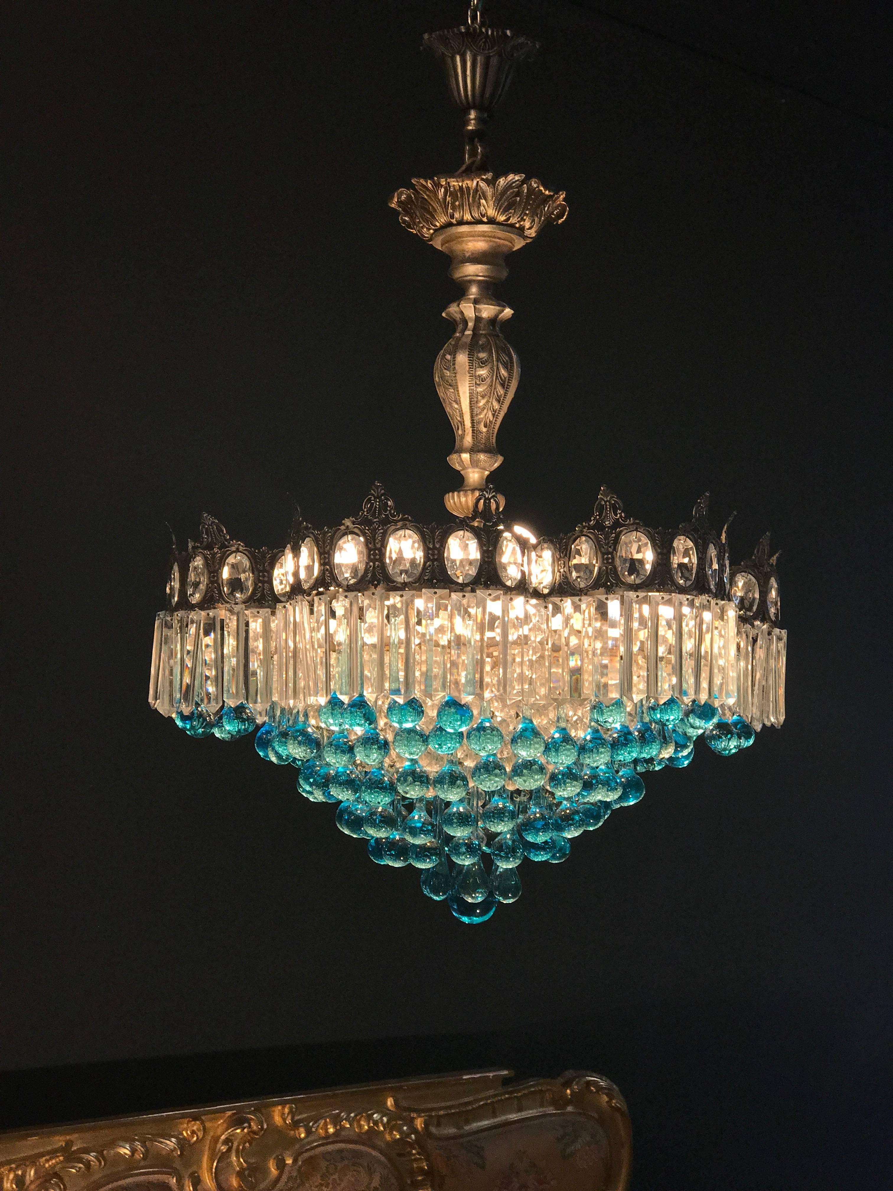 Very rare Murano chandelier made for a noble house of Palermo (Sicily). The chandelier has a frame of metal that collects one order of glasses. The central part is formed by a myriad of drops on five levels. The height without chain is 75 cm, but