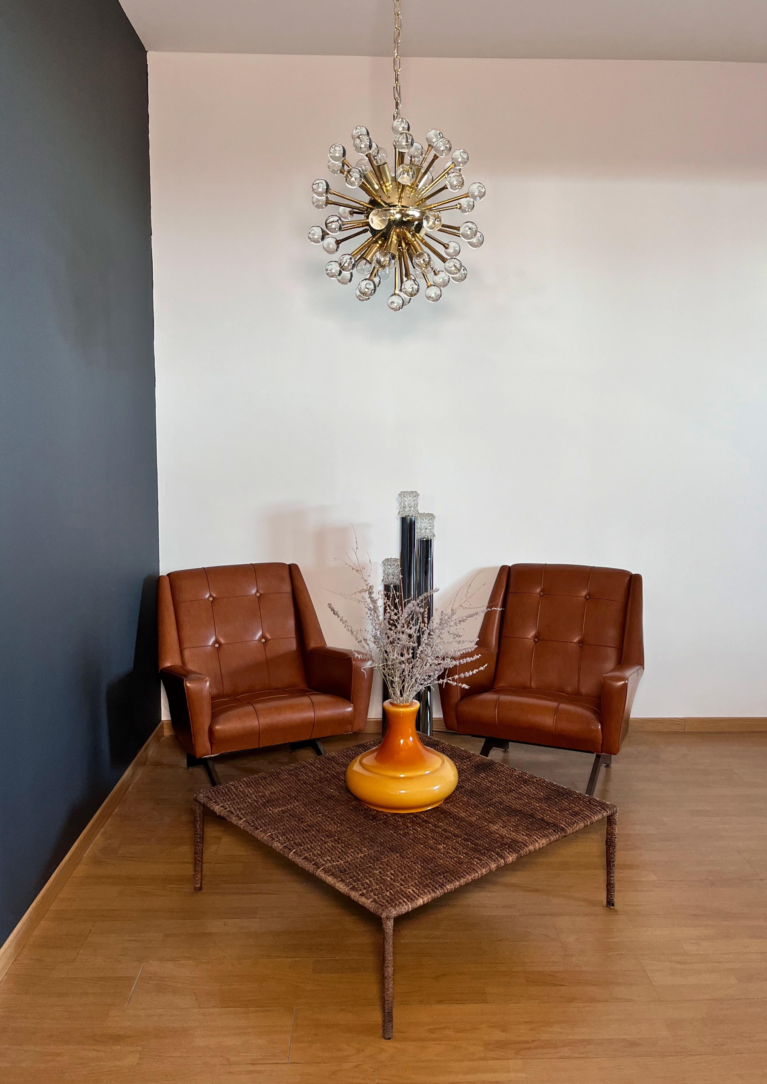 Italian Sputnik chandelier in brass plated metal frame, 51 rare transparent solid glass spheres. Murano blown glass in a traditional way. 10 light points.
Weight of chandelier about 17 kg.
Period: late xx century
Dimensions: 44,50 inches (115 cm)