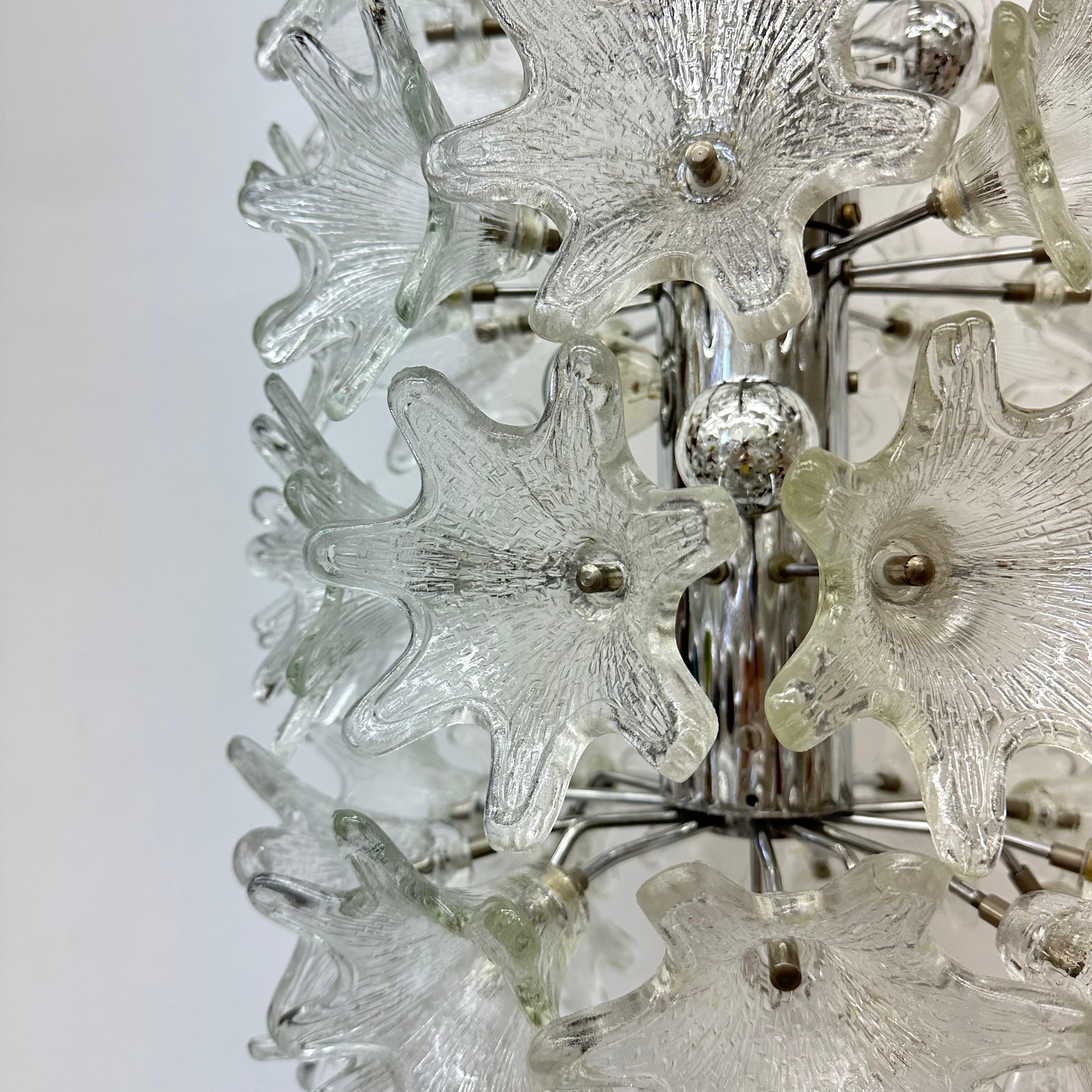 Spectacular Murano glass flower chandelier by Venini for VeArt, Italy 1970s In Good Condition For Sale In Delft, NL