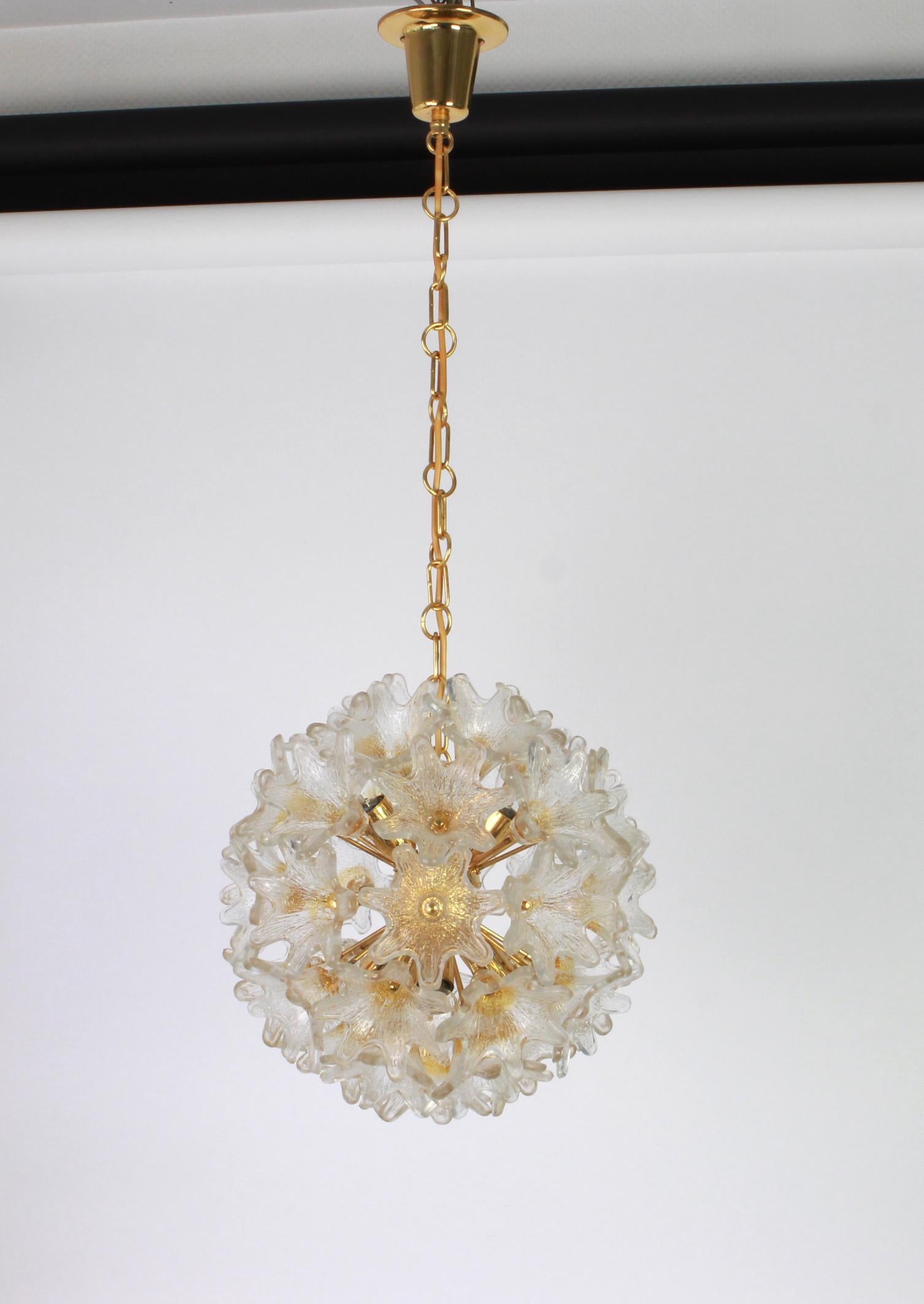 Espectacular araña de cristal de Murano y latón con flores en forma de rayo de sol, Venini para VeArt, Italia Años 70
Una forma impresionante y un gran efecto de luz.
Todas las gafas están en buen estado, pequeños signos de la edad en la
