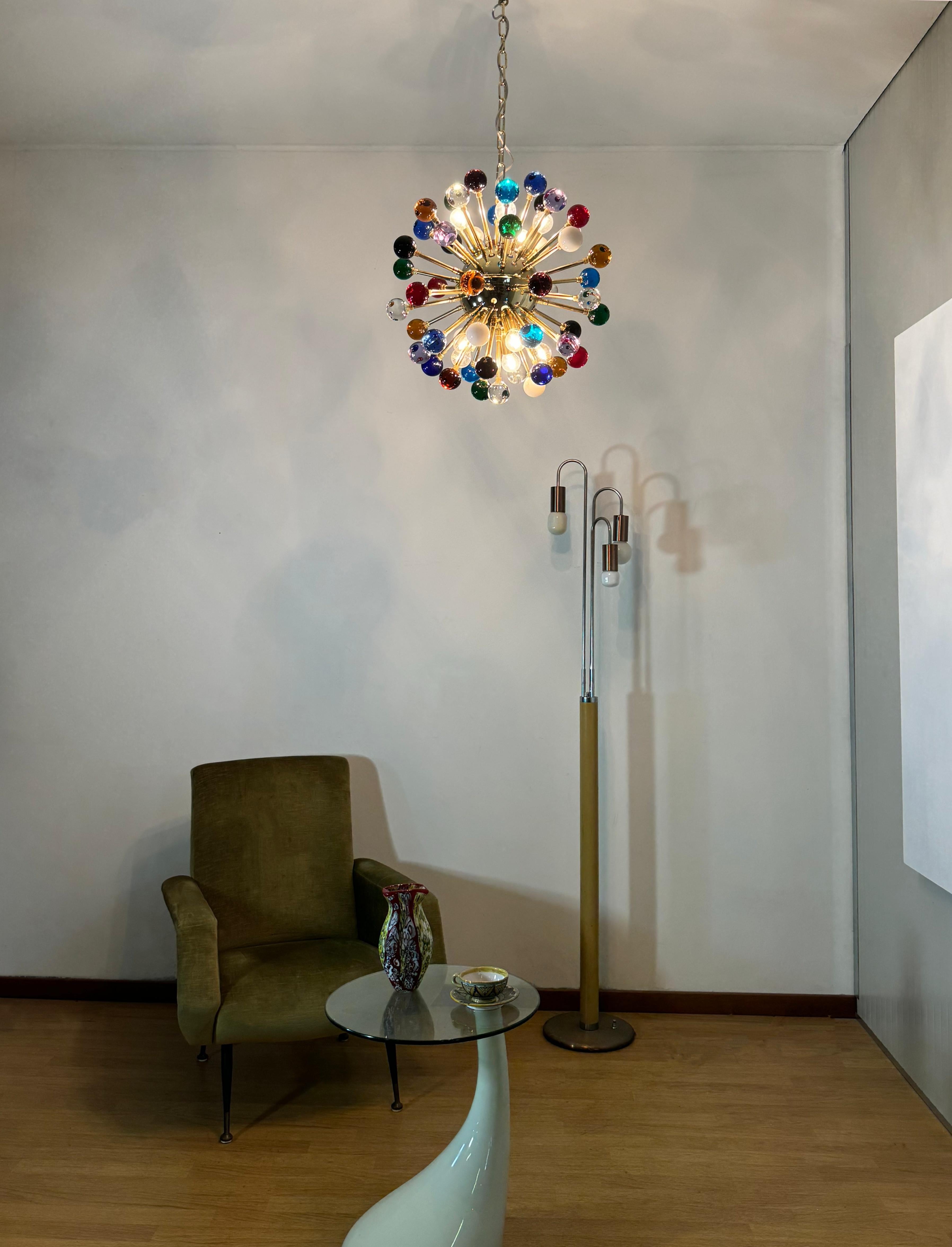 Italienischer Sputnik-Kronleuchter mit vermessingtem Metallrahmen, 51 seltene, mehrfarbige, massive Glaskugeln. Muranoglas in traditioneller Weise geblasen. 10 Lichtpunkte.
Gewicht des Kronleuchters ca. 17 kg.
Zeitraum: Ende des 20.