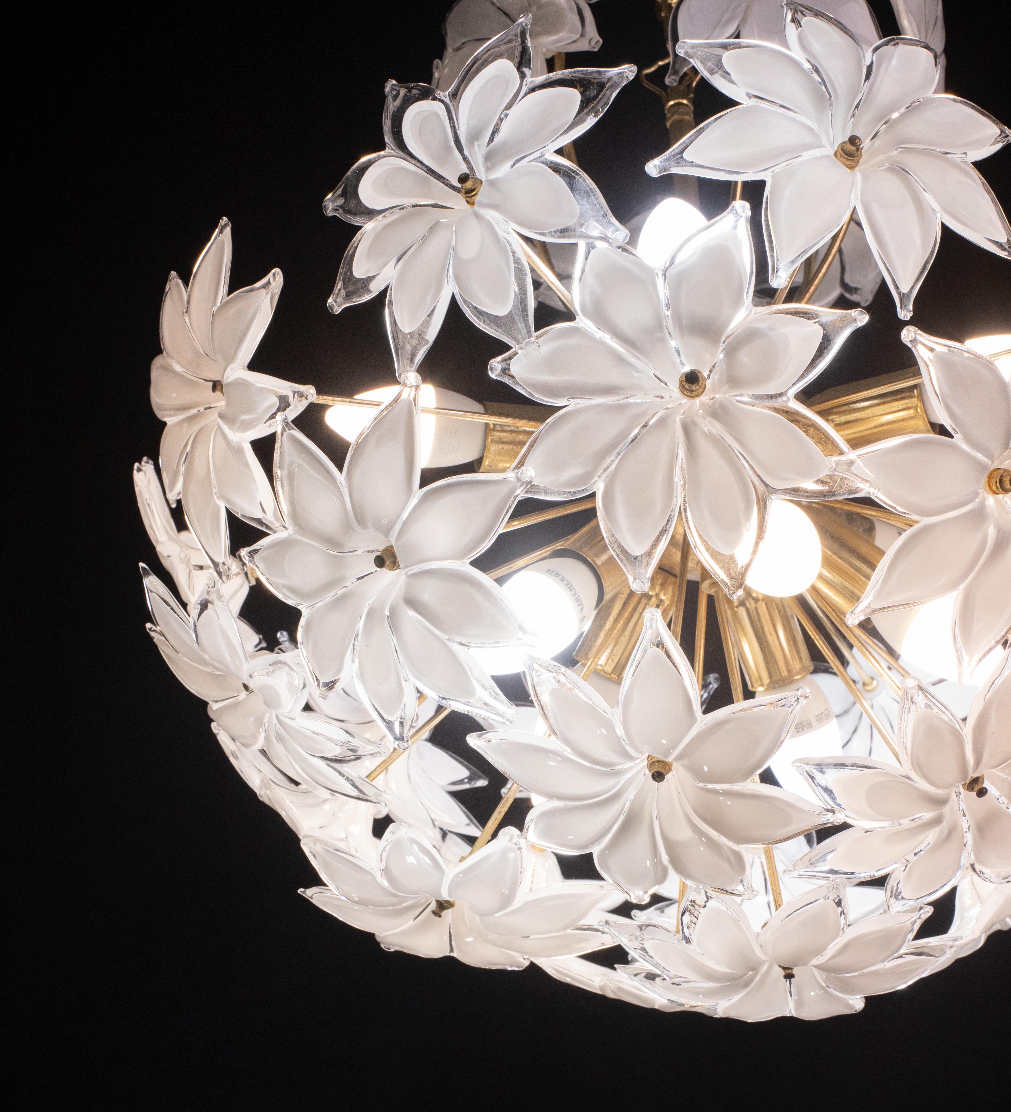 Spectacular Murano Sputnik White Flowers, 1980s In Good Condition For Sale In Roma, IT