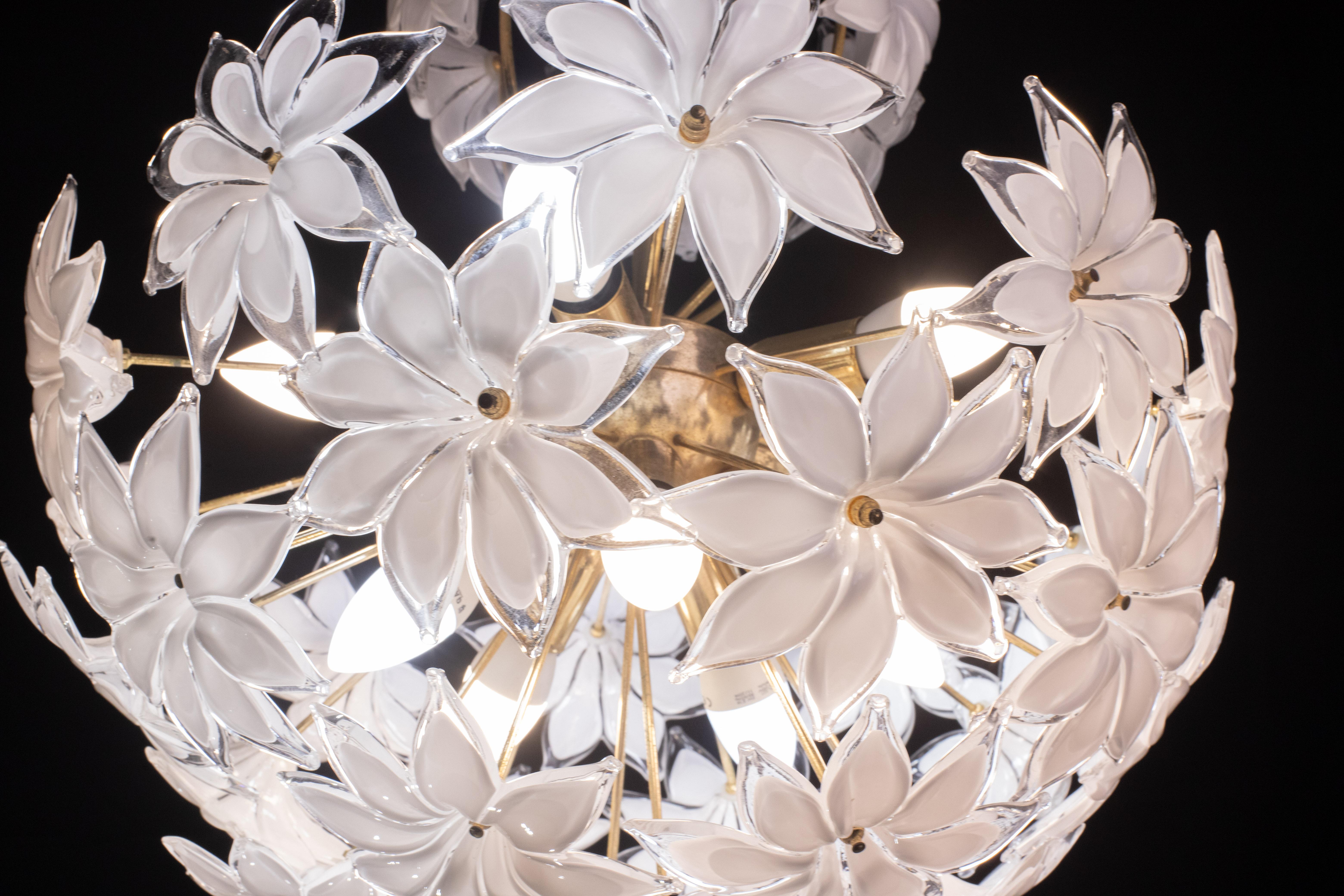 Spektakuläre Murano-Sputnik-Blumen mit weißen Blumen, 1980er Jahre (Ende des 20. Jahrhunderts) im Angebot