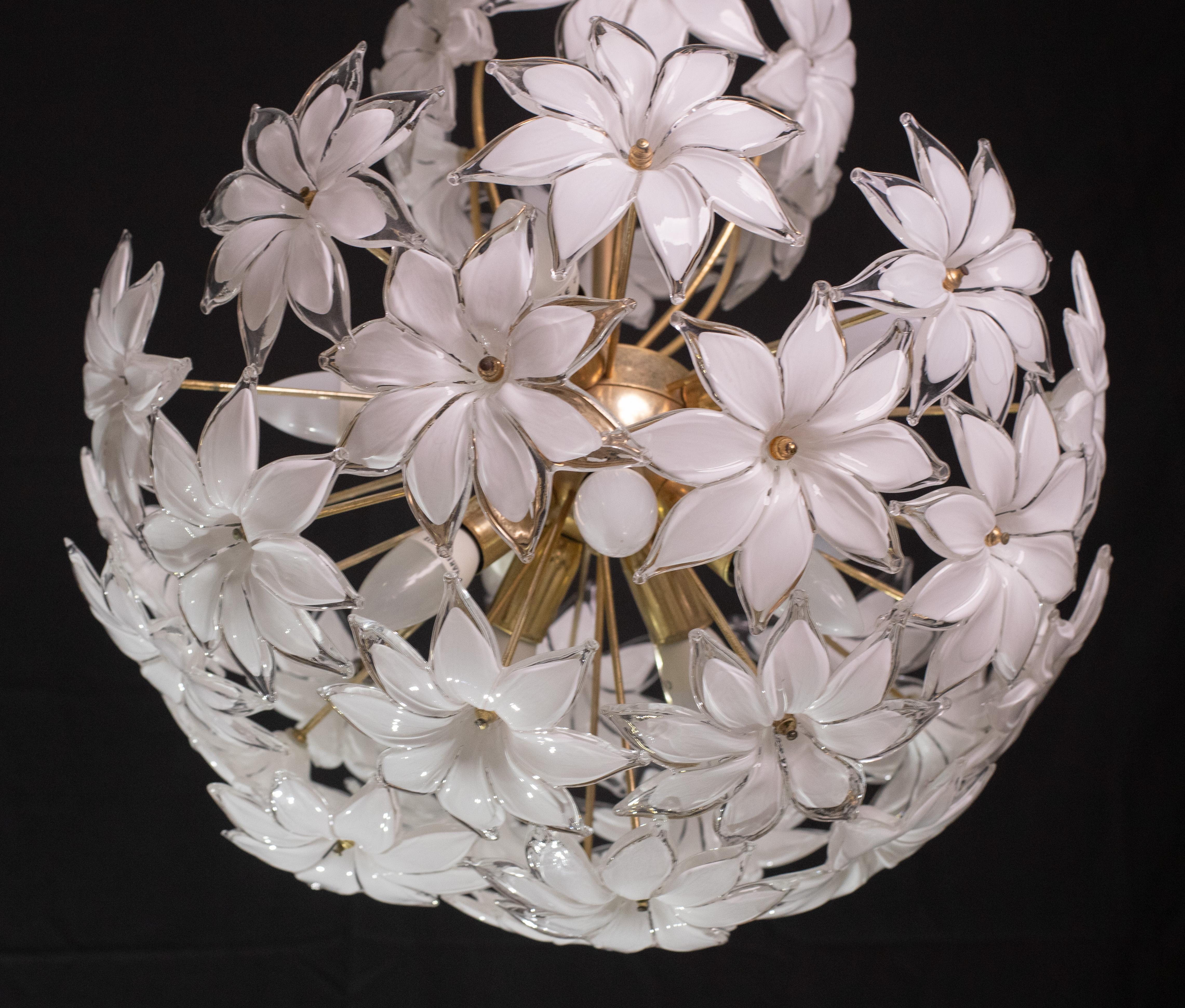 Spektakuläre Murano-Sputnik-Blumen mit weißen Blumen, 1980er Jahre im Angebot 2