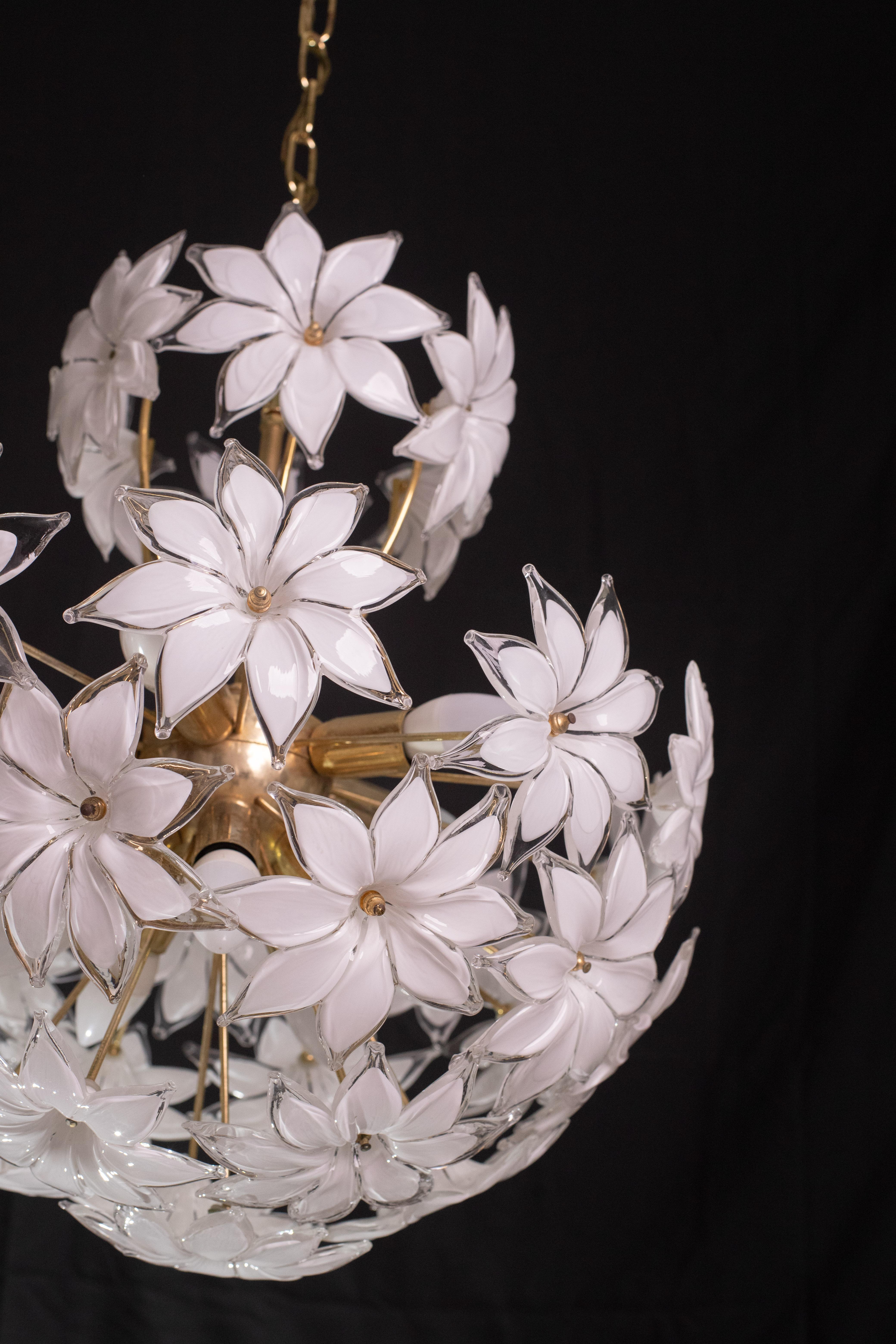 Spektakuläre Murano-Sputnik-Blumen mit weißen Blumen, 1980er Jahre im Angebot 3