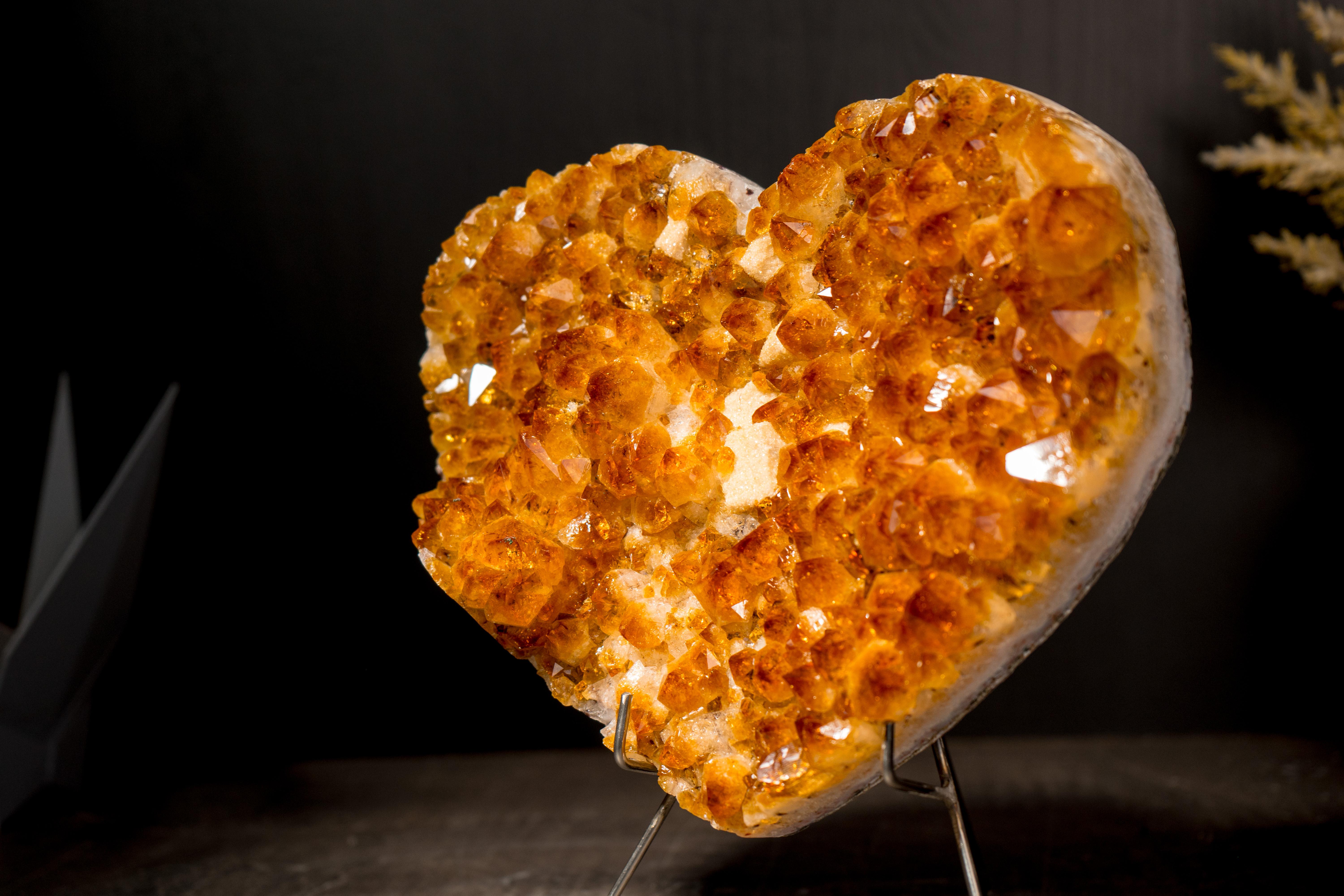 Cuore Citrino grande con Druzy Citrino Arancione Lucido

▫️ Descrizione

Accuratamente intagliato a mano da un singolo cluster di Citrino di alta qualità, questo cuore mostra un'estetica meravigliosa grazie al Druzy scintillante e alla splendida